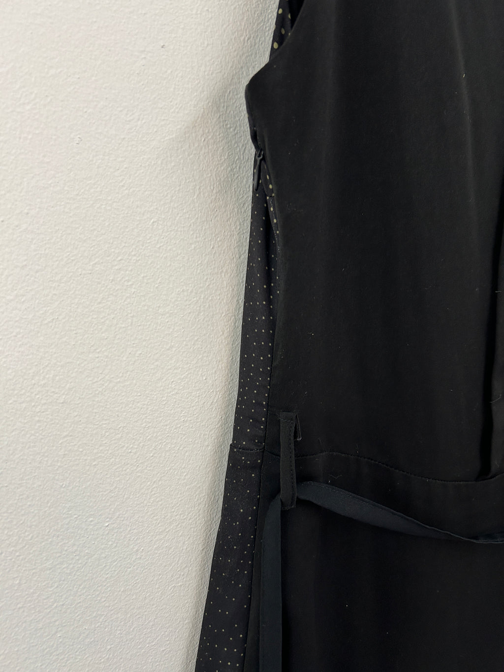 Skunkfunk | Robe noire sans manches à motif à pois dorés