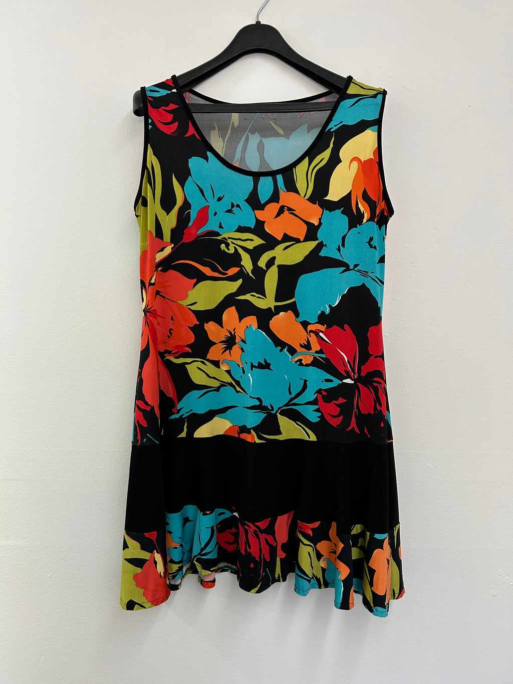 Robe fleurie sans manches à fond noir