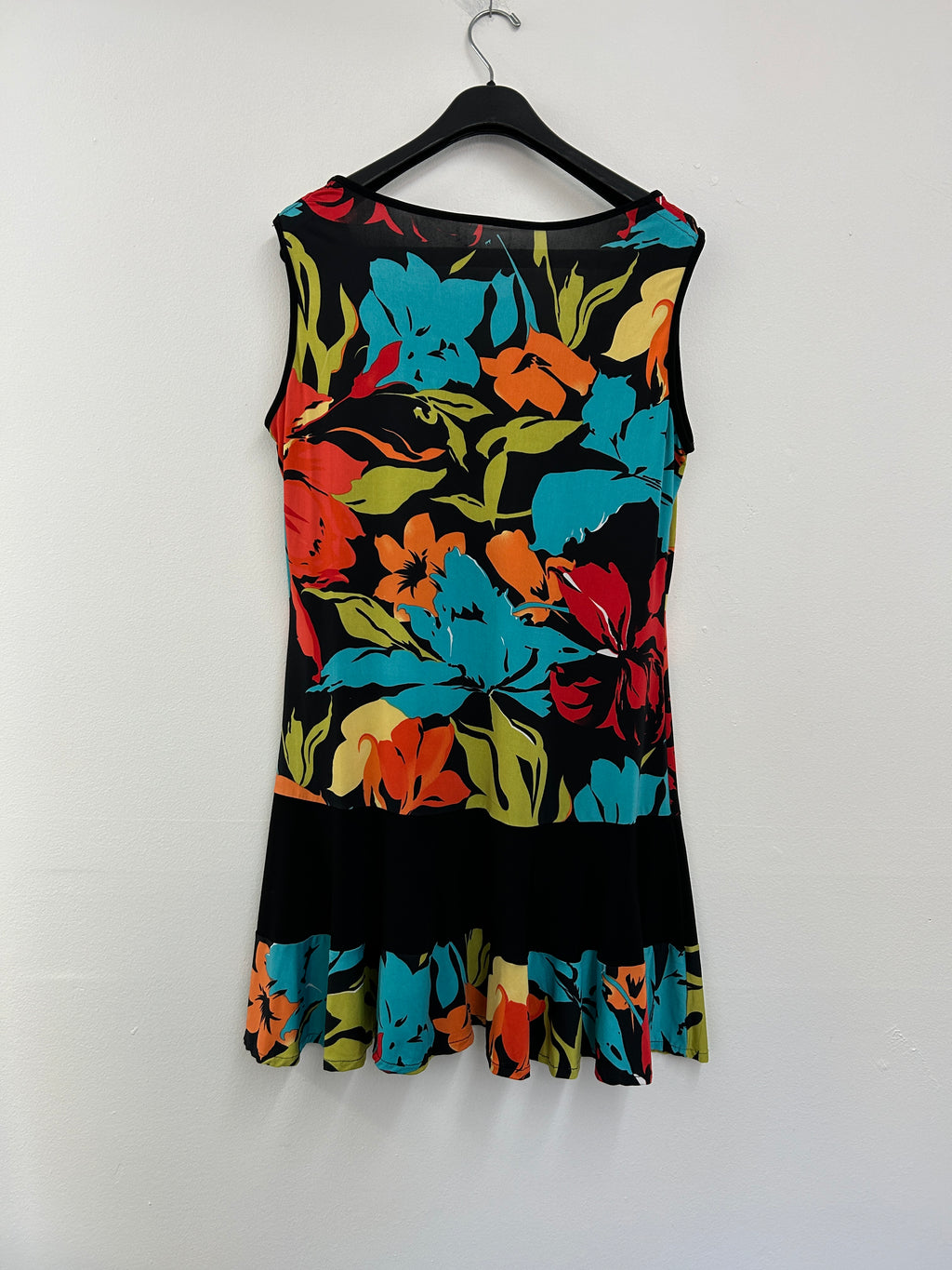 Robe fleurie sans manches à fond noir