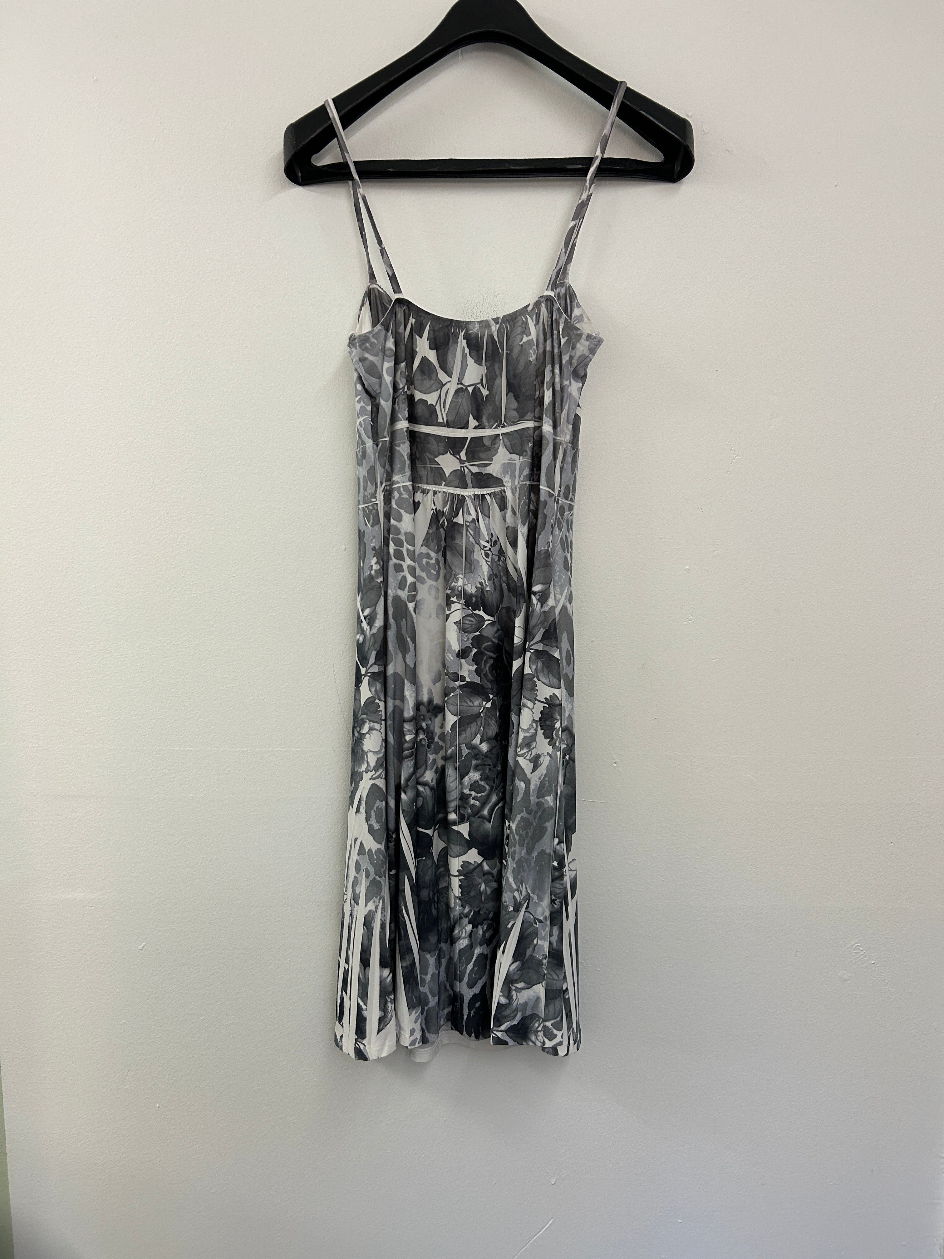 Colori | Robe à fines bretelles imprimée noir et blanc