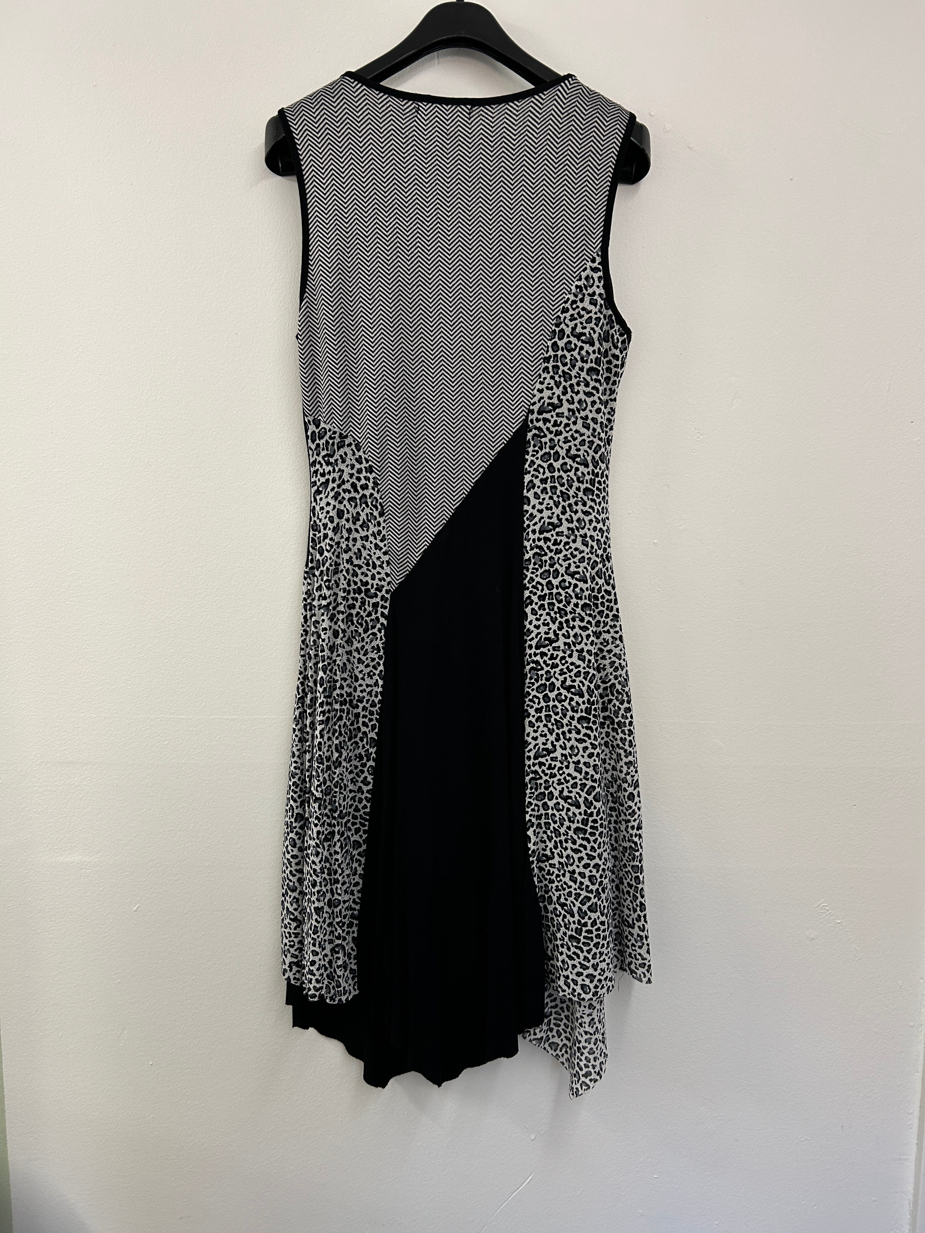 Caroline Morgan | Robe asymétrique à motifs noir et blanc