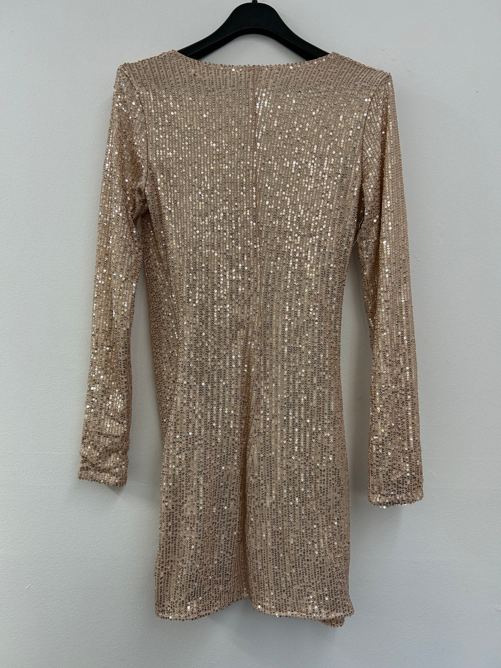 Robe dorée à paillettes – Élégance et éclat assuré