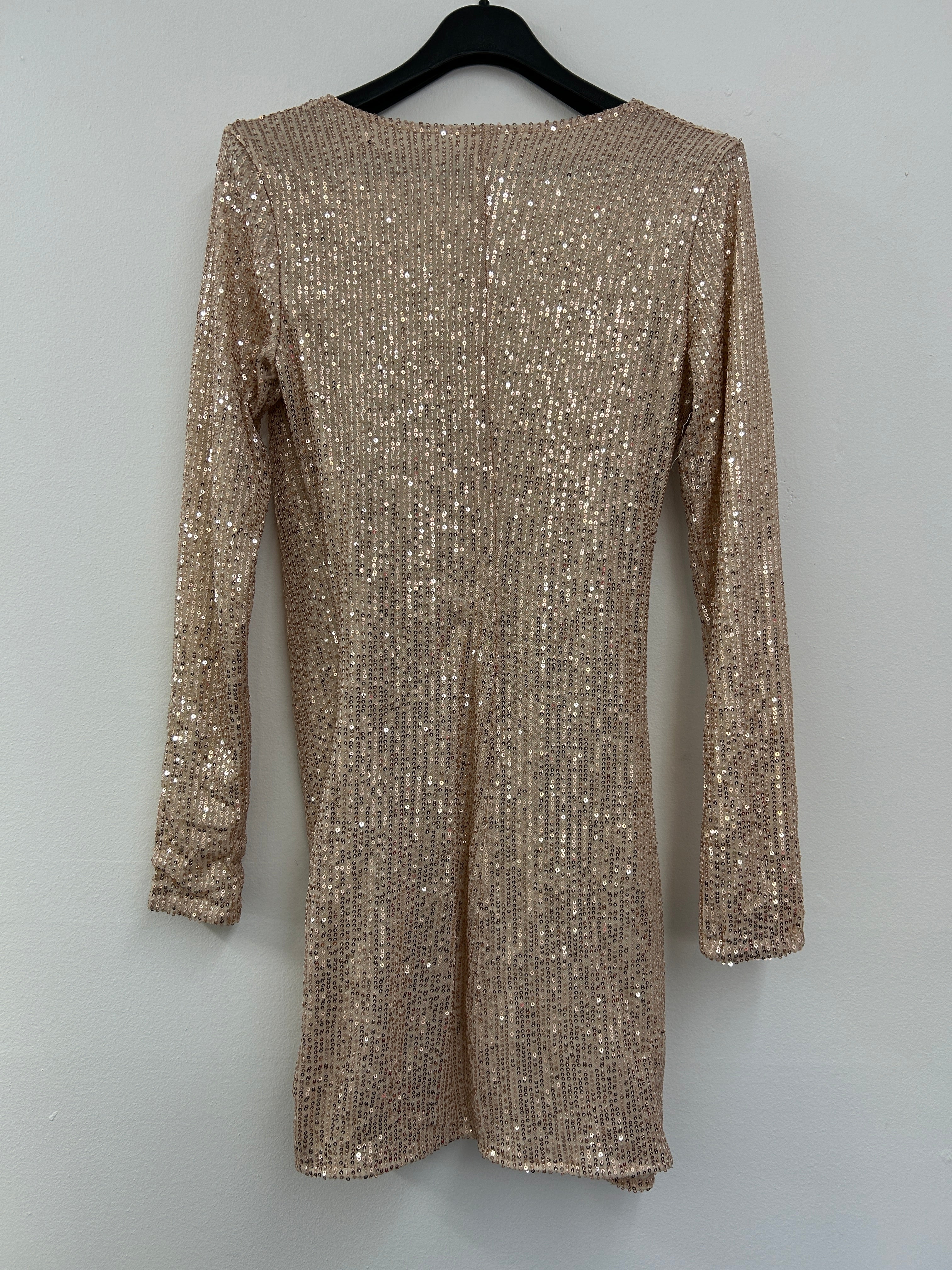 Robe dorée à paillettes – Élégance et éclat assuré