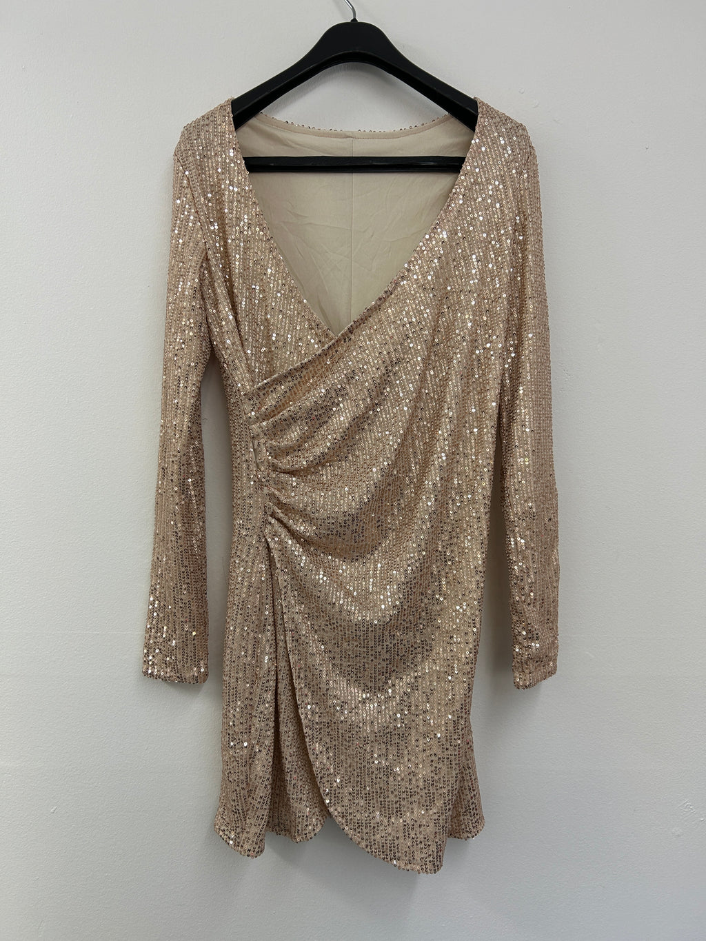 Robe dorée à paillettes – Élégance et éclat assuré