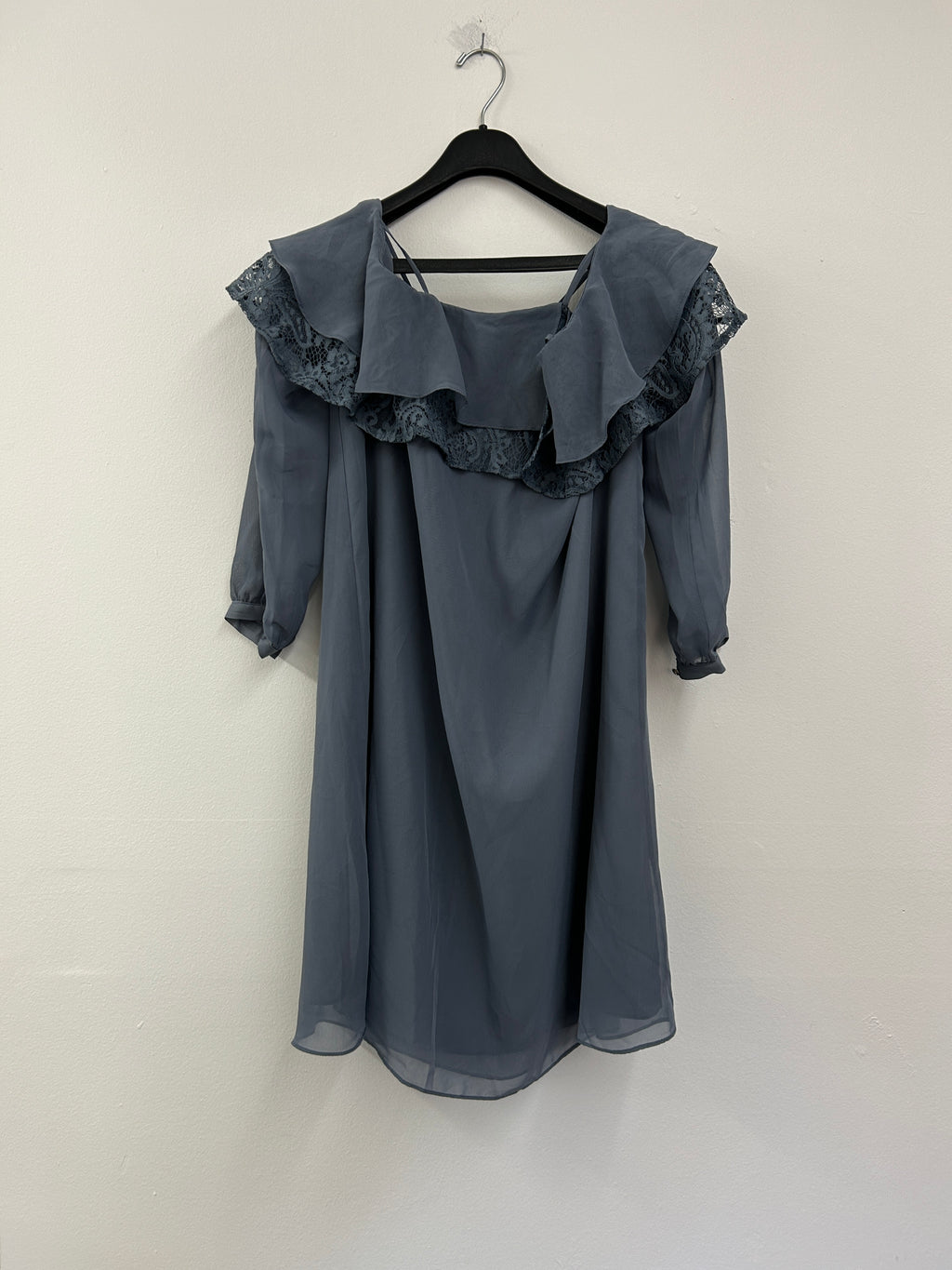 Robe bleue à volants et dentelle – T.D.C