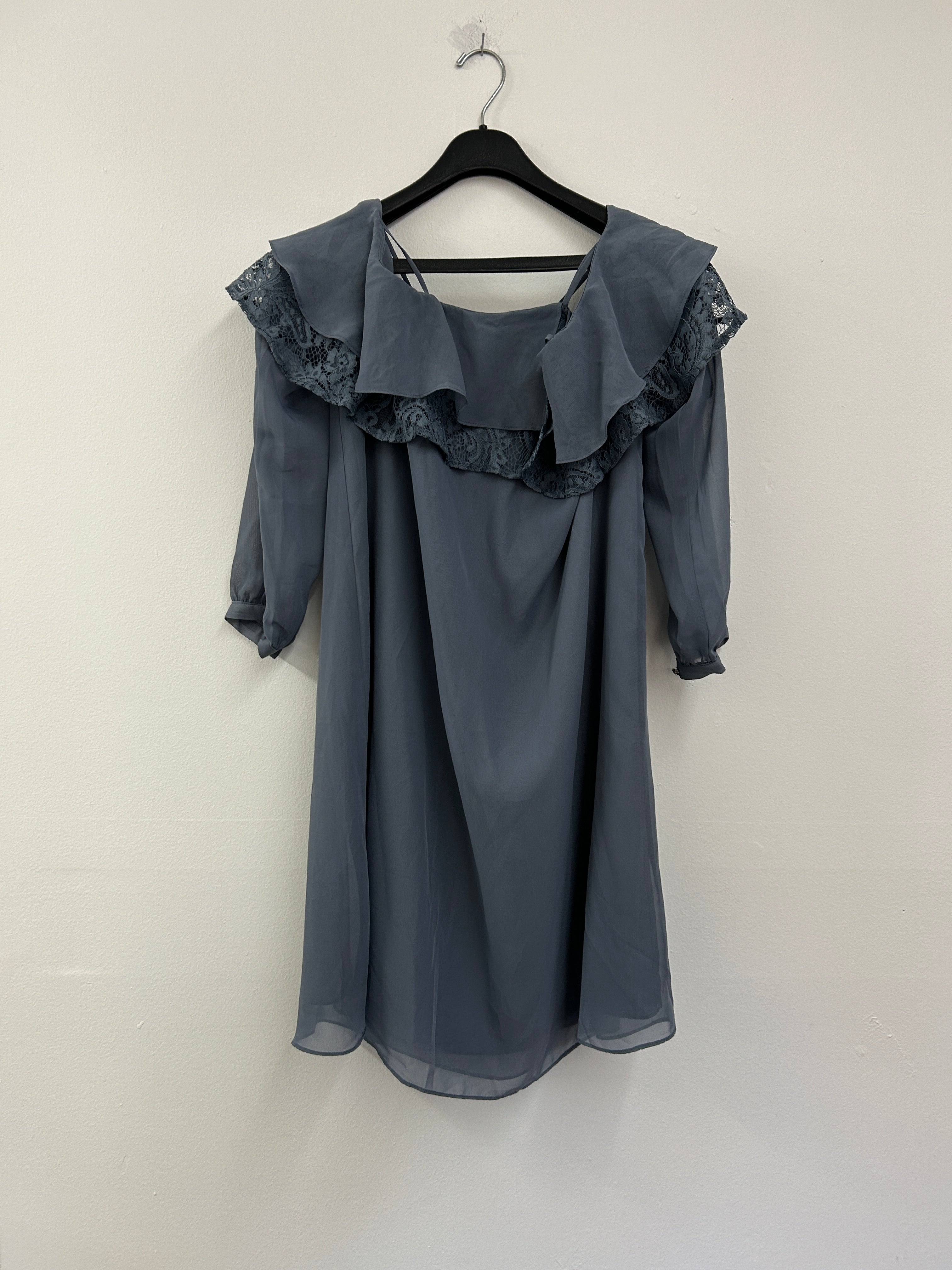 Robe bleue à volants et dentelle – T.D.C