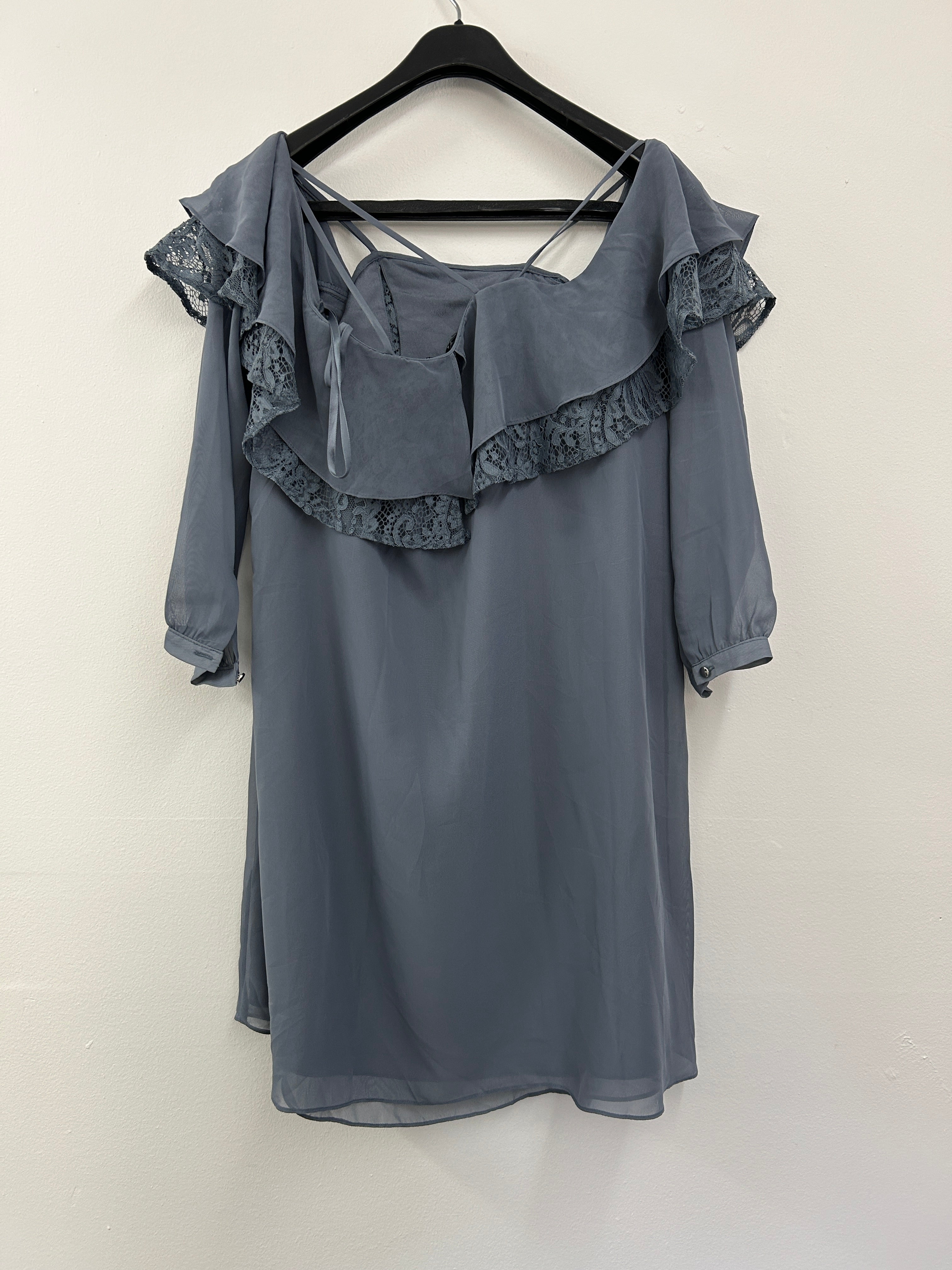 Robe bleue à volants et dentelle – T.D.C
