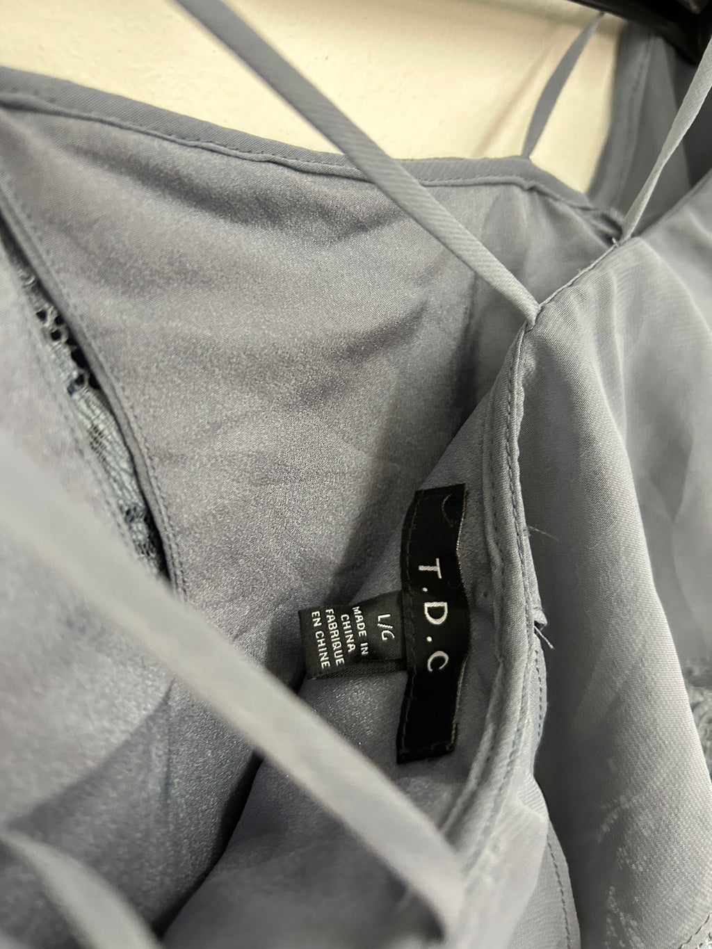 Robe bleue à volants et dentelle – T.D.C