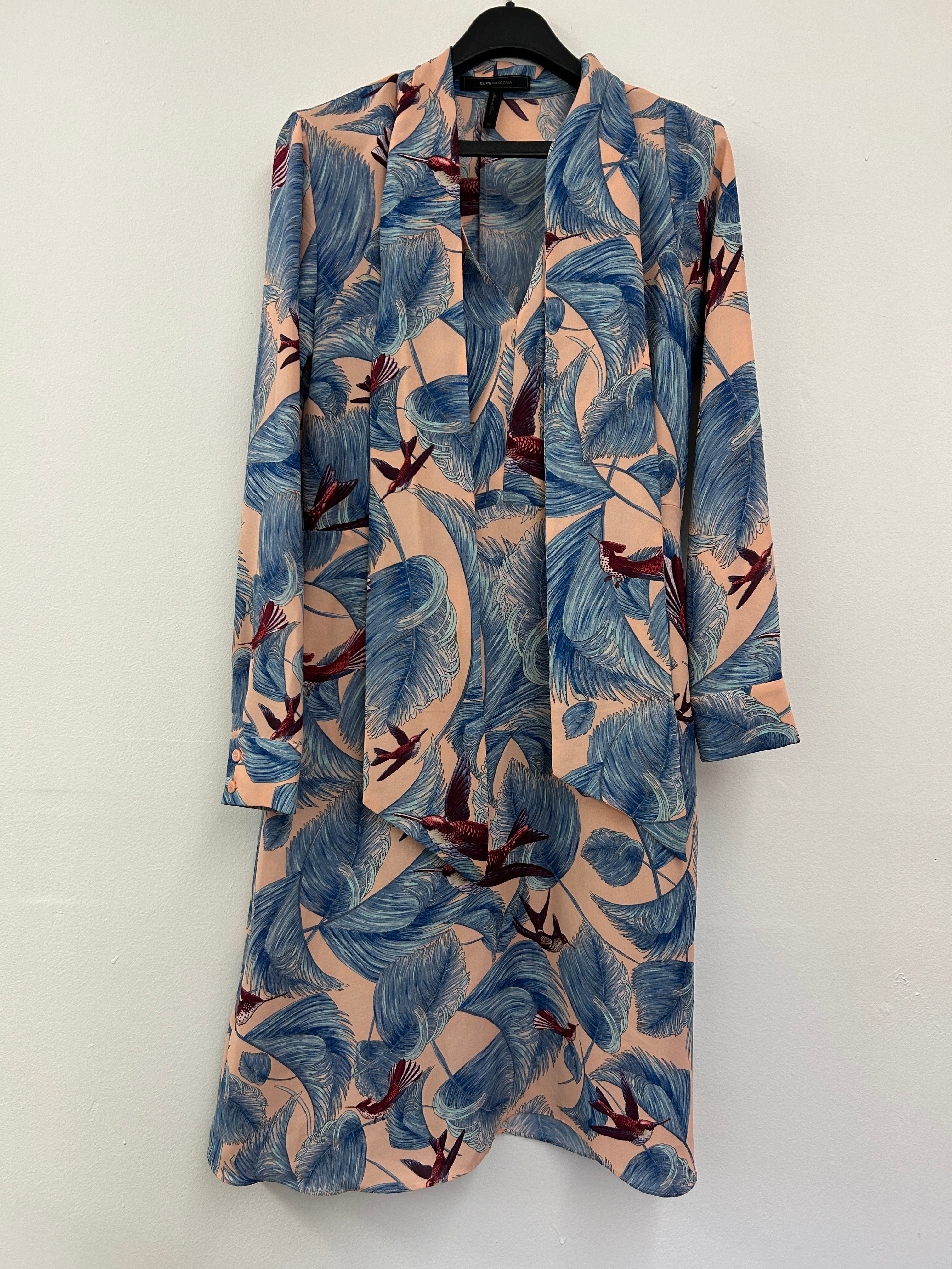 Robe fluide imprimée tropicale – BCBGMAXAZRIA