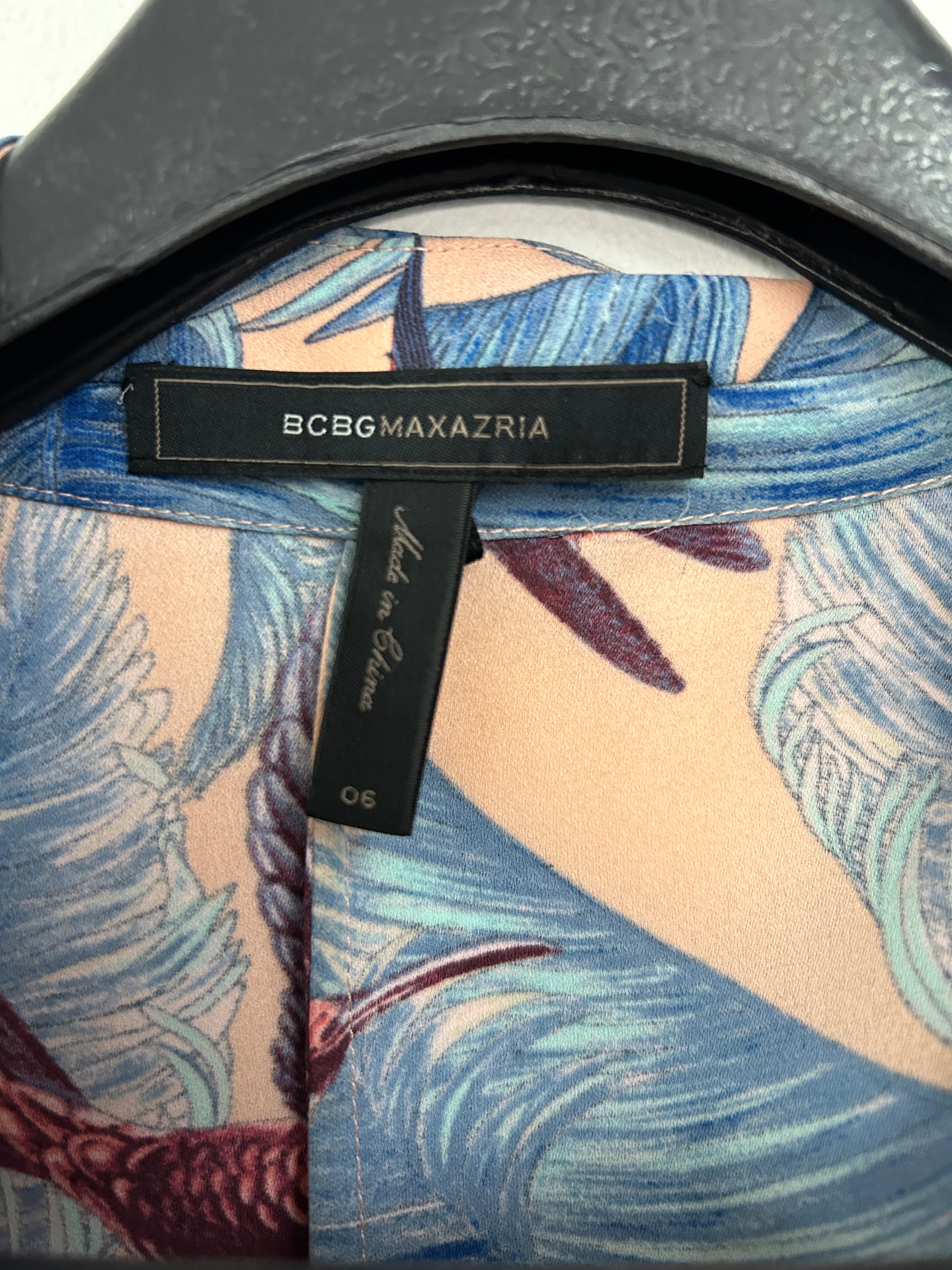 Robe fluide imprimée tropicale – BCBGMAXAZRIA