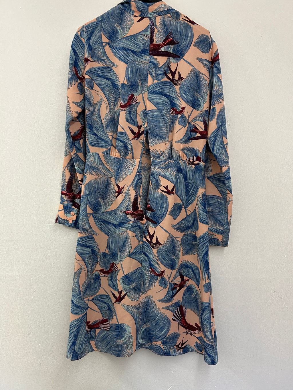 Robe fluide imprimée tropicale – BCBGMAXAZRIA