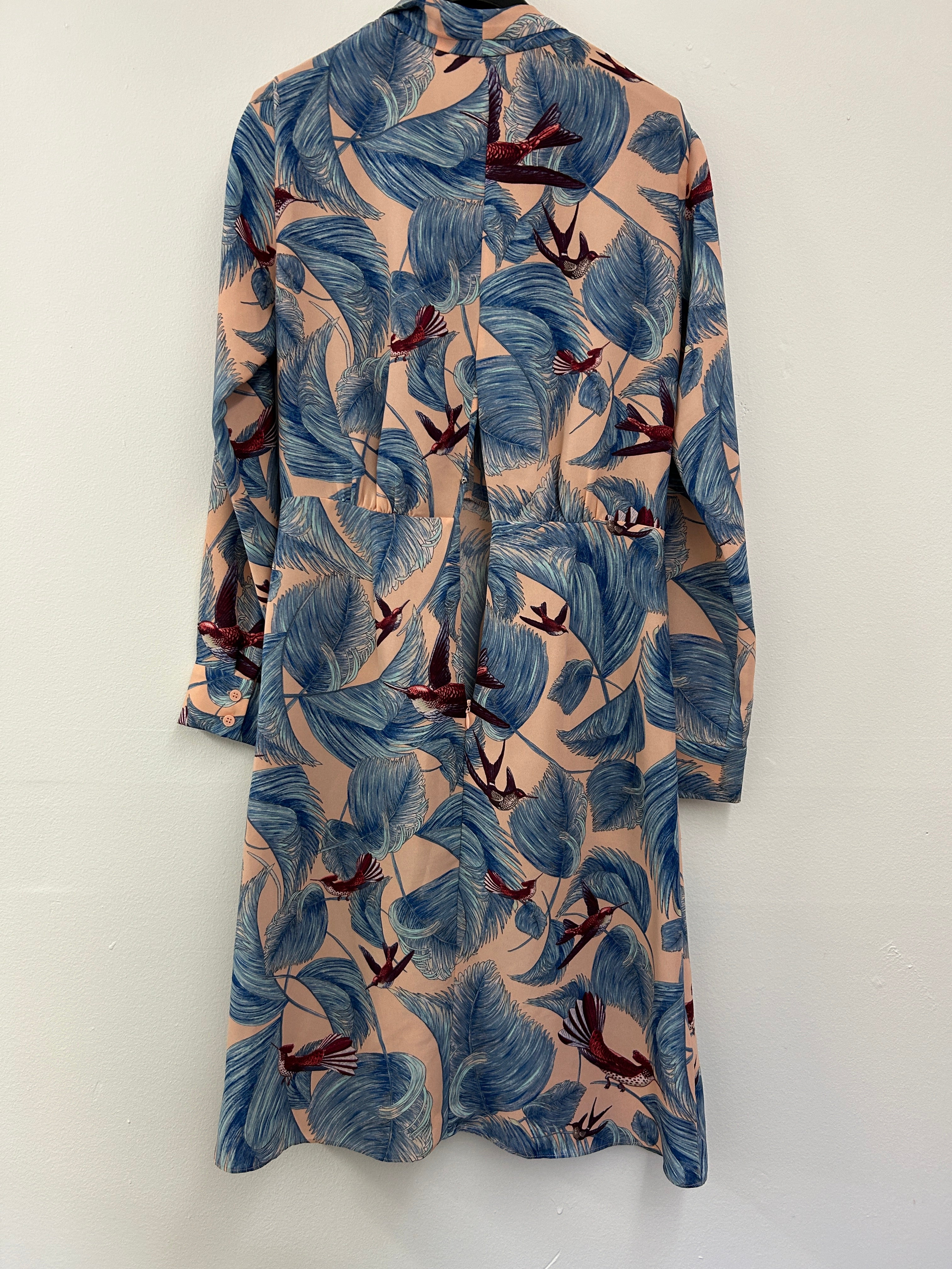 Robe fluide imprimée tropicale – BCBGMAXAZRIA