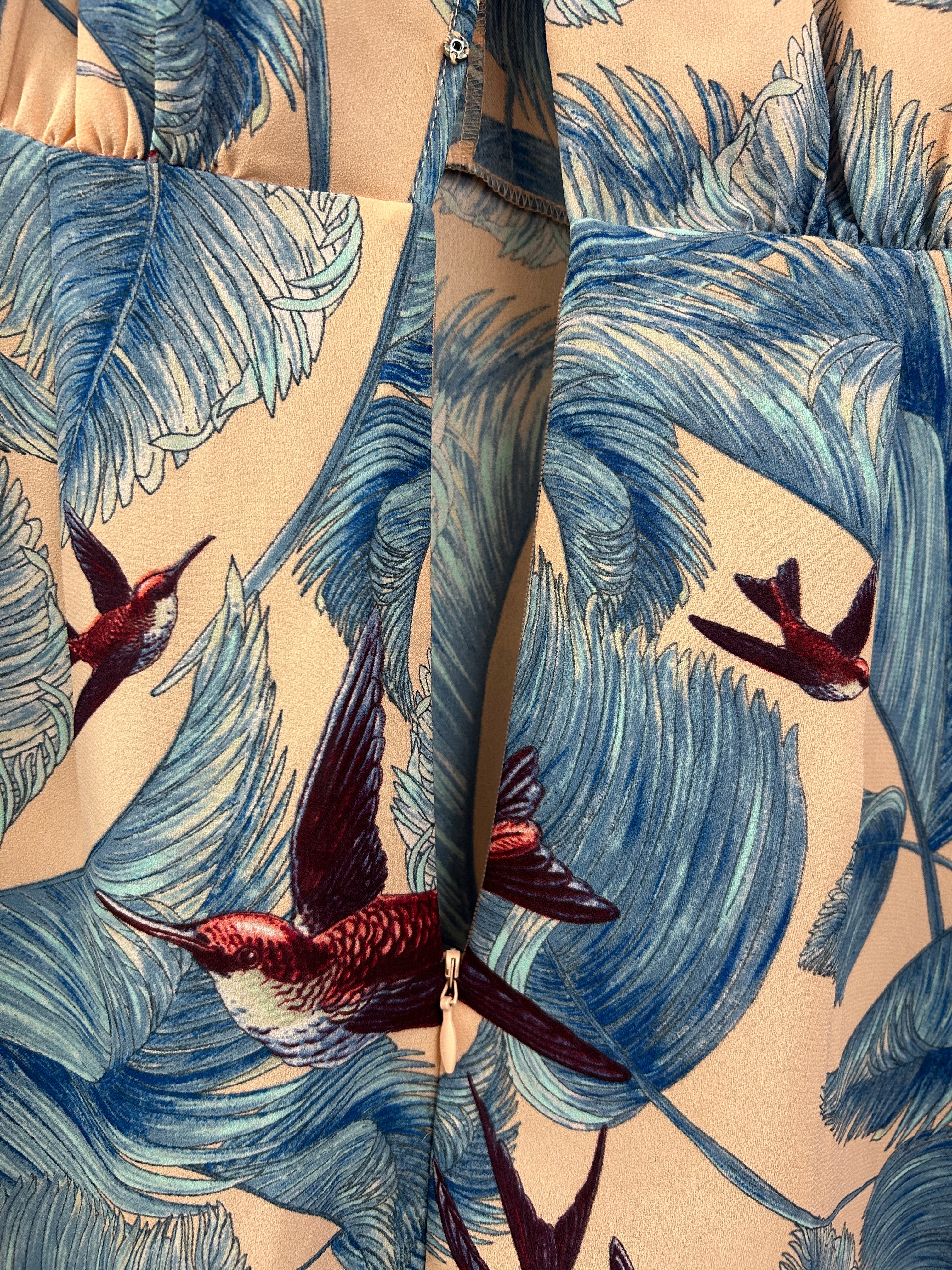 Robe fluide imprimée tropicale – BCBGMAXAZRIA