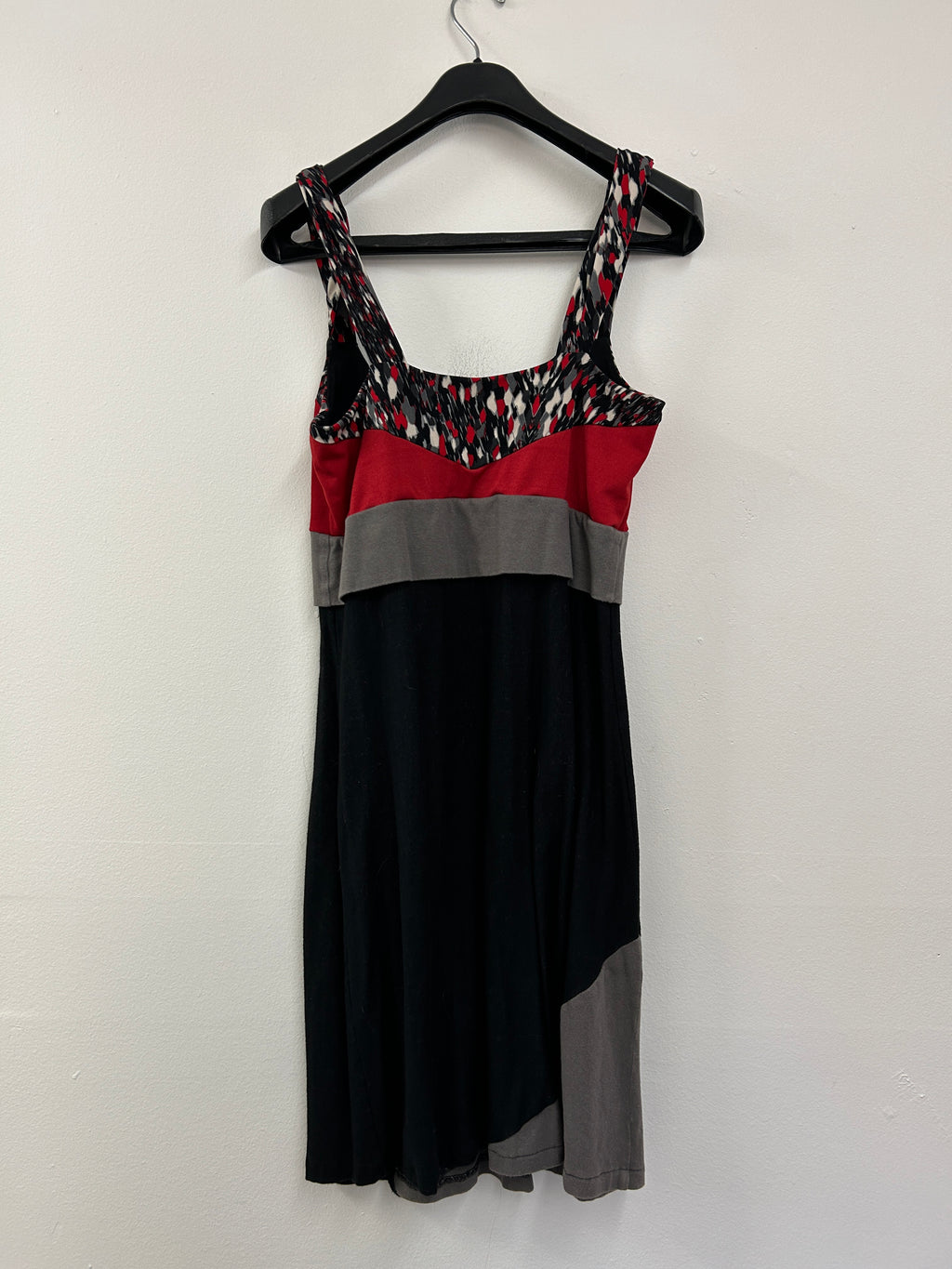 Robe bicolore à empiècements – Style graphique et moderne