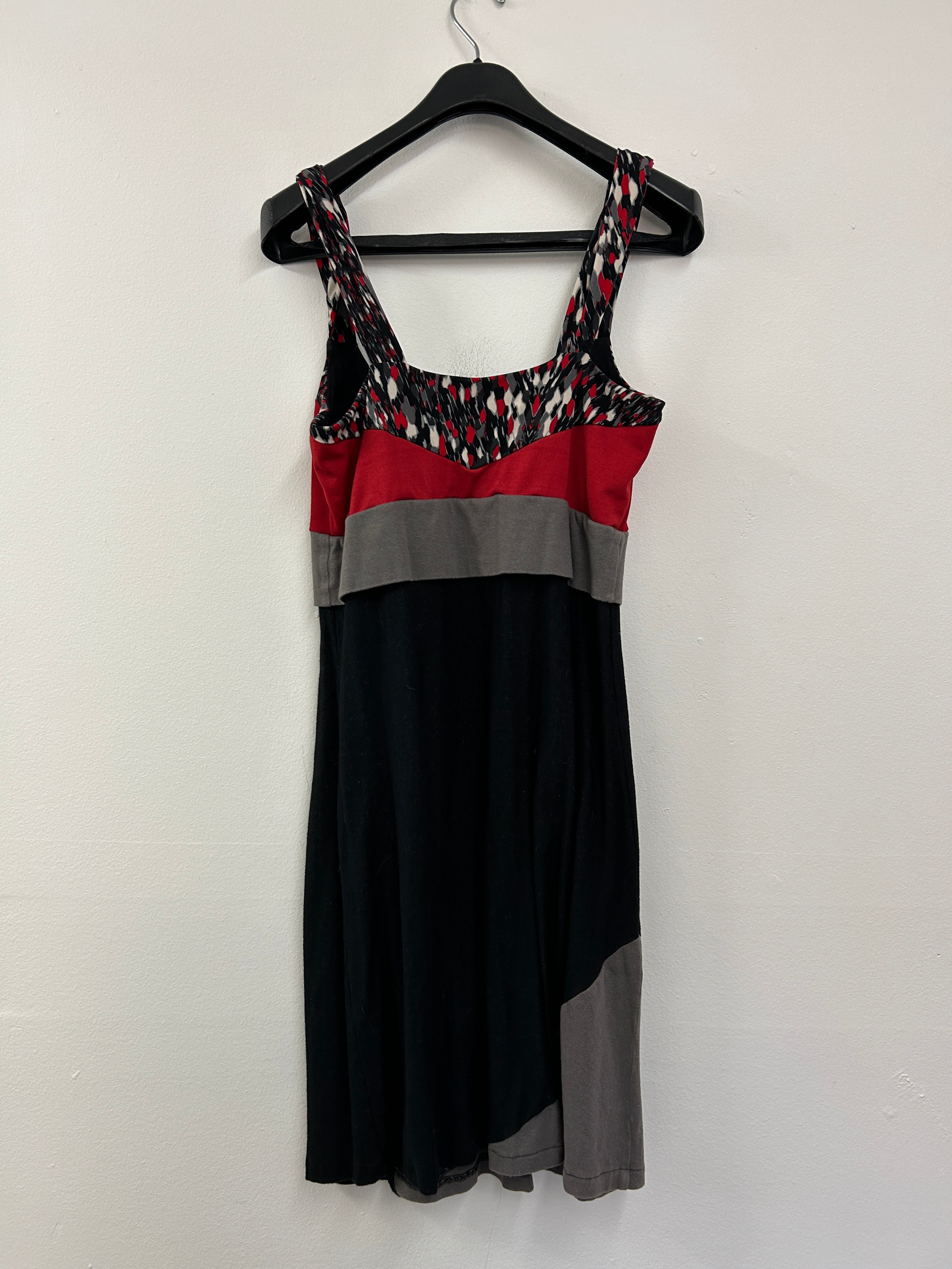 Robe bicolore à empiècements – Style graphique et moderne