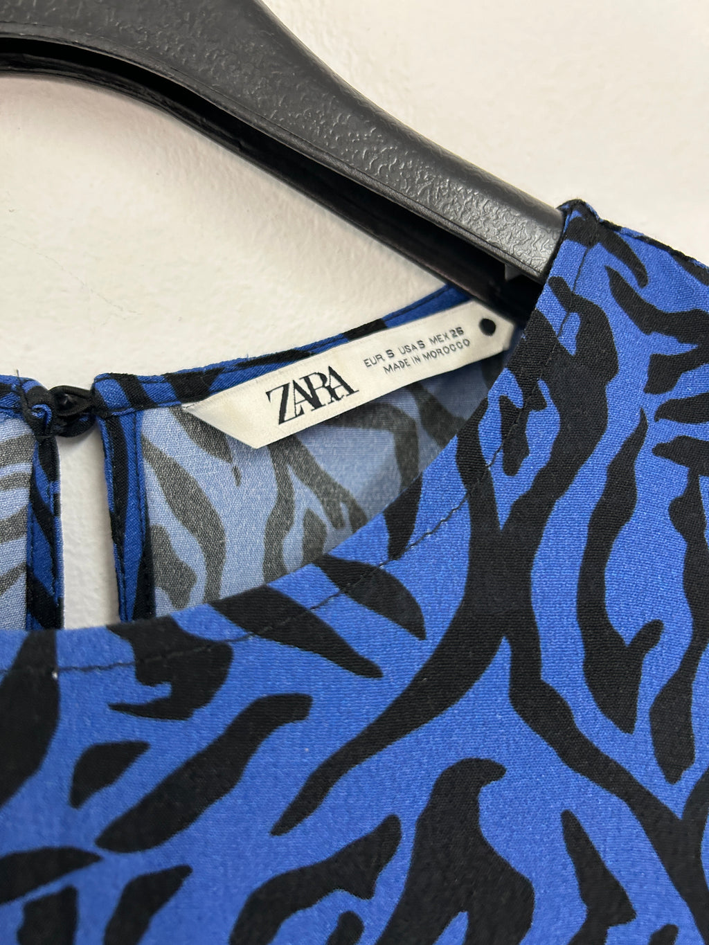 Robe fluide imprimé bleu zébré – Zara