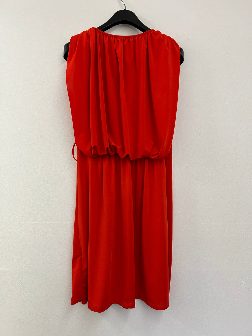 Robe orange fluide plissée – HKR