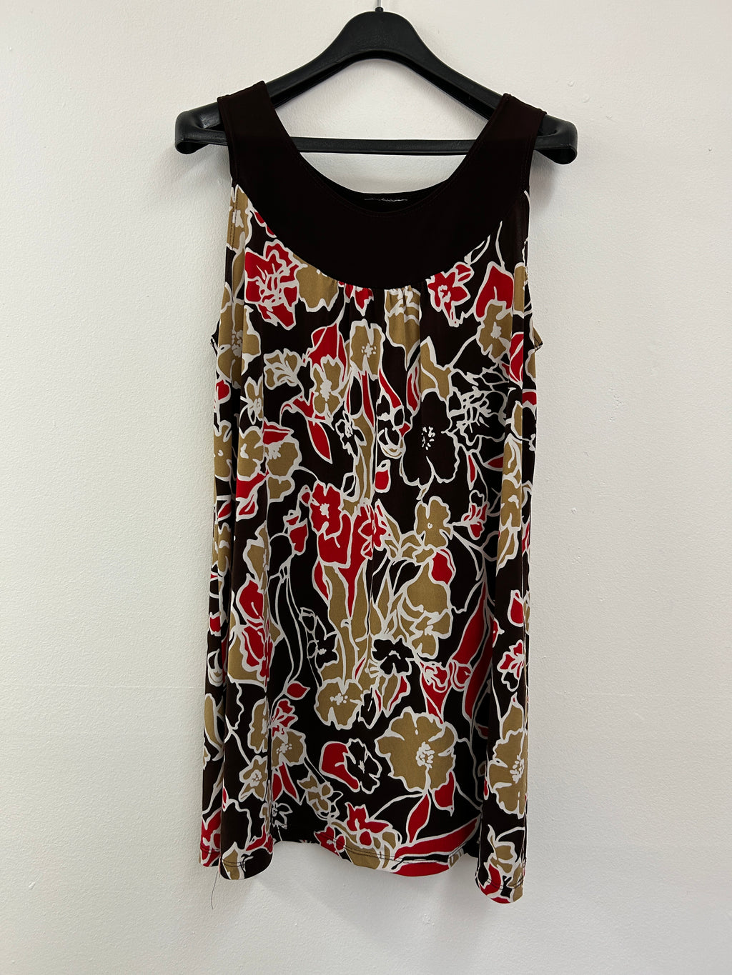 Robe fleurie à encolure contrastante – Élégance bohème