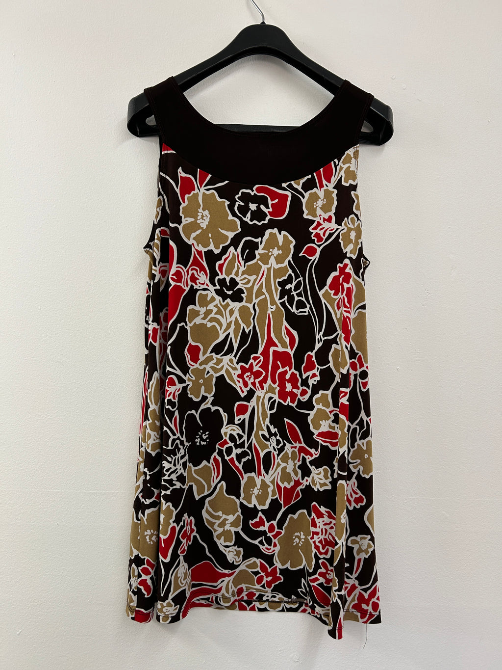 Robe fleurie à encolure contrastante – Élégance bohème