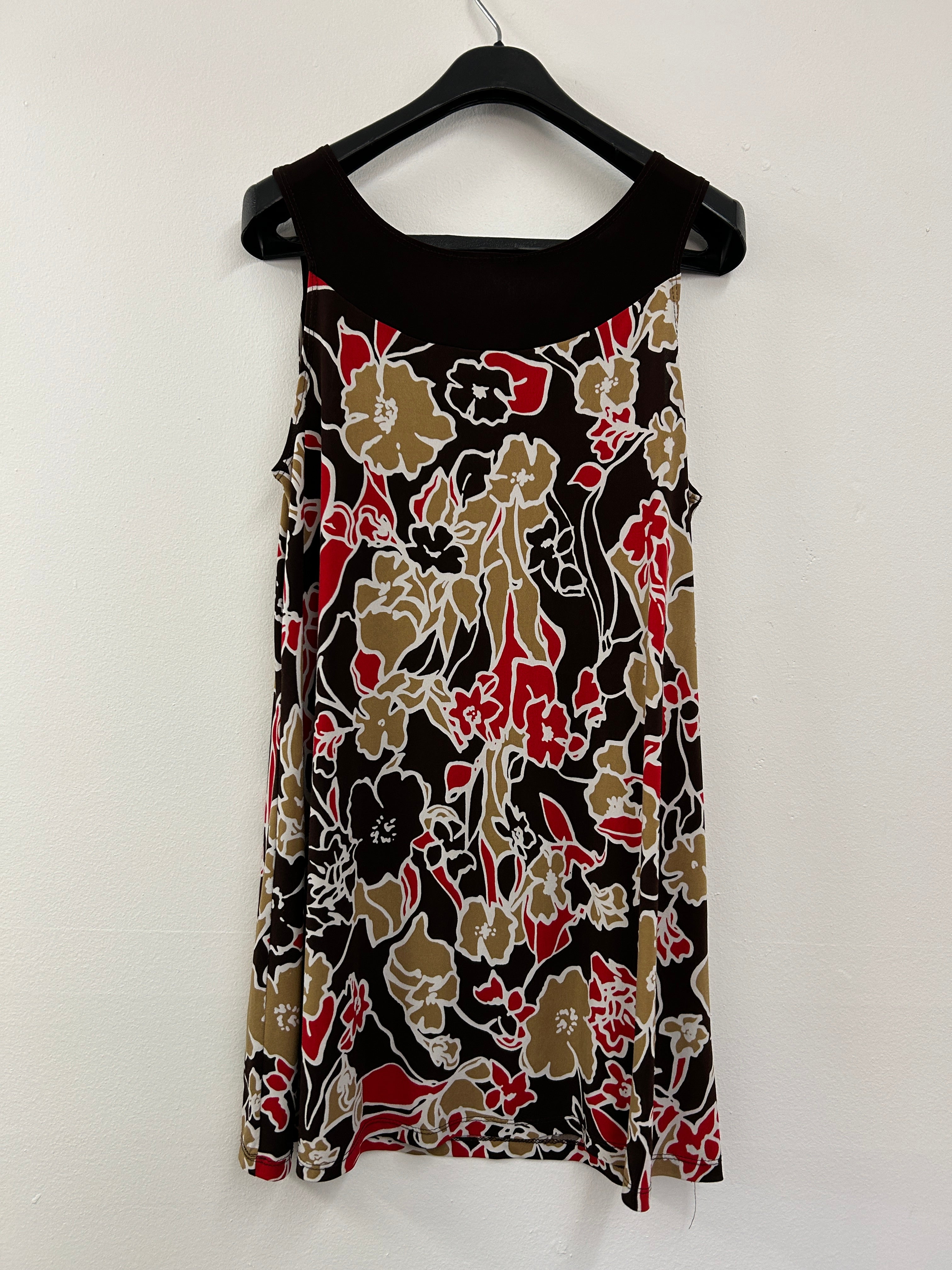 Robe fleurie à encolure contrastante – Élégance bohème