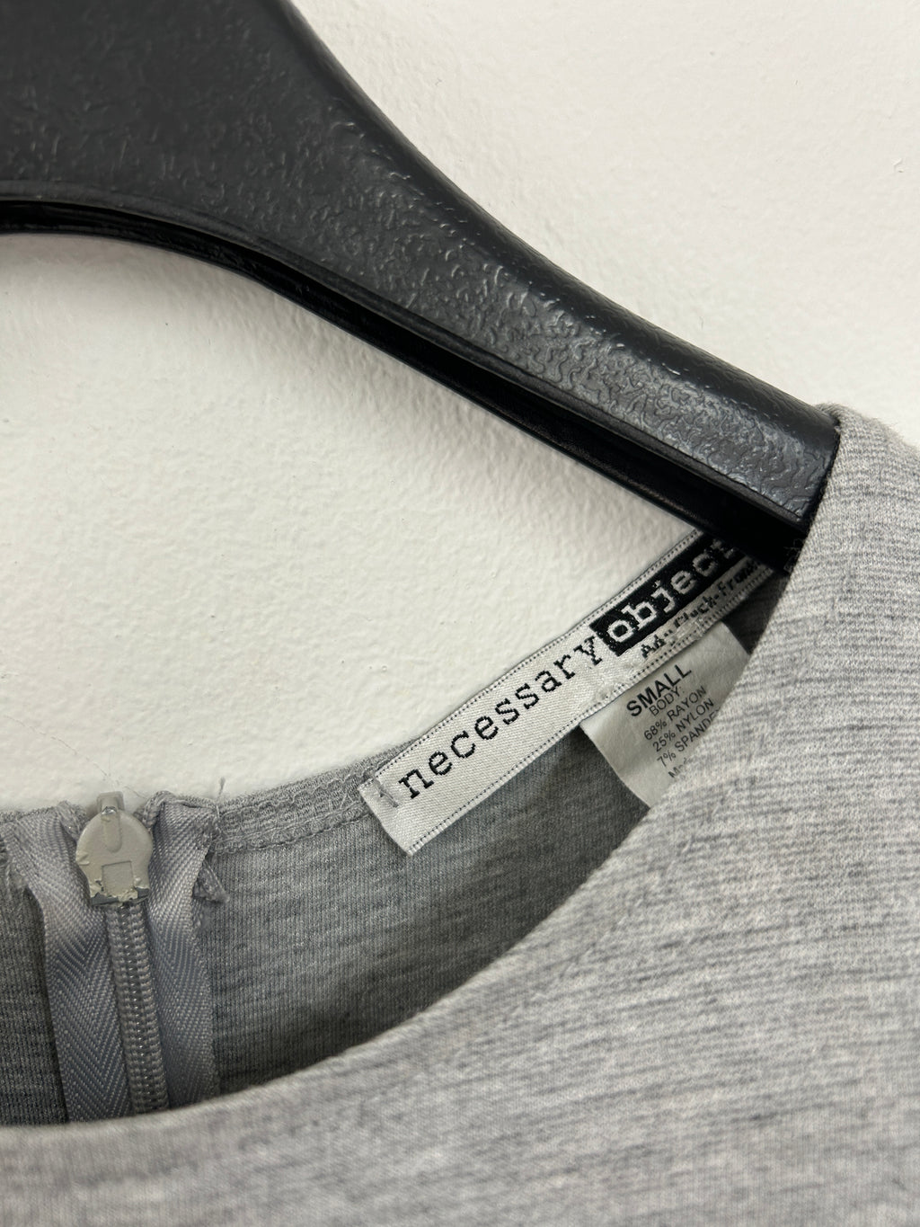 Robe grise bicolore à finition nylon – Necessary Objects