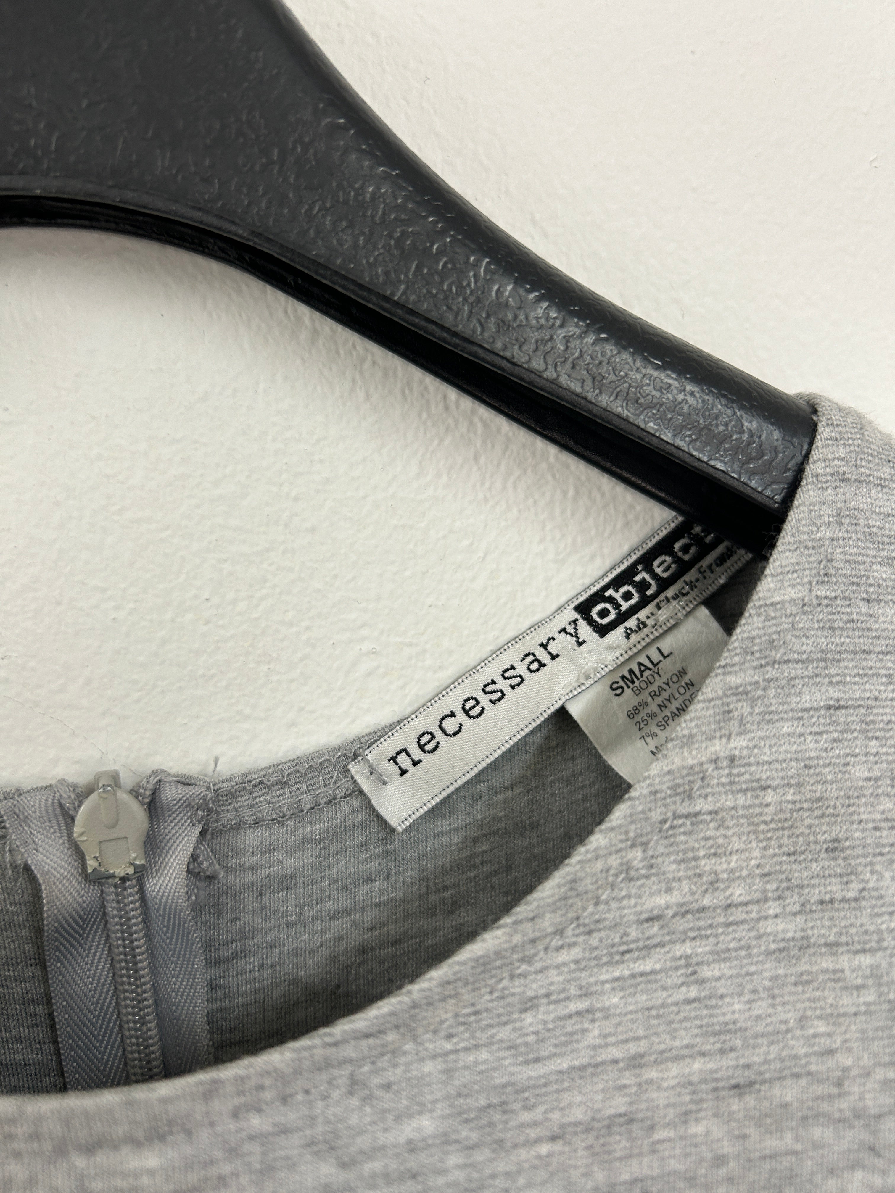 Robe grise bicolore à finition nylon – Necessary Objects