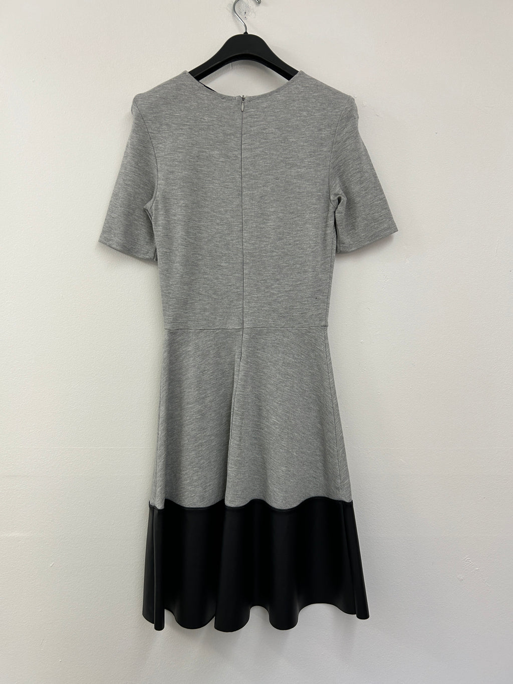 Robe grise bicolore à finition nylon – Necessary Objects