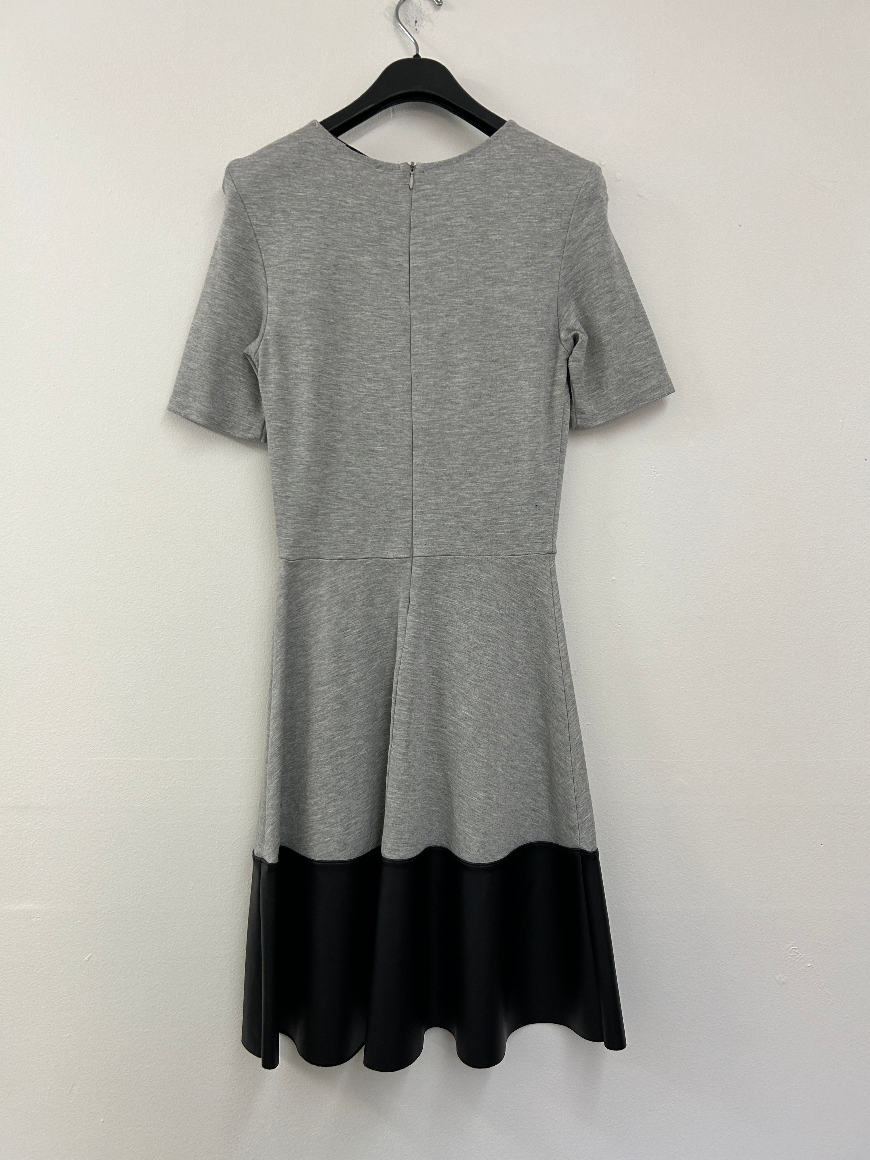 Robe grise bicolore à finition nylon – Necessary Objects