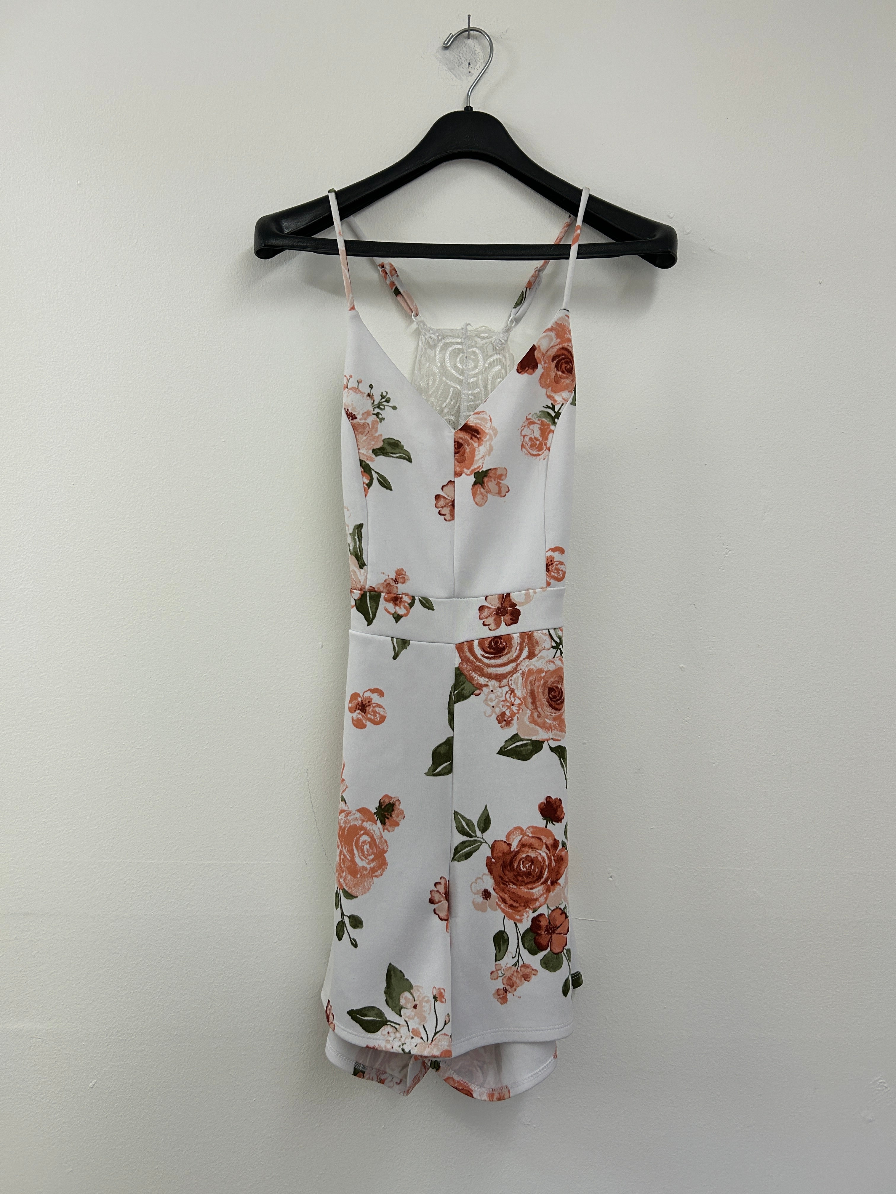 Combishort fleurie à dentelle – Élégance estivale