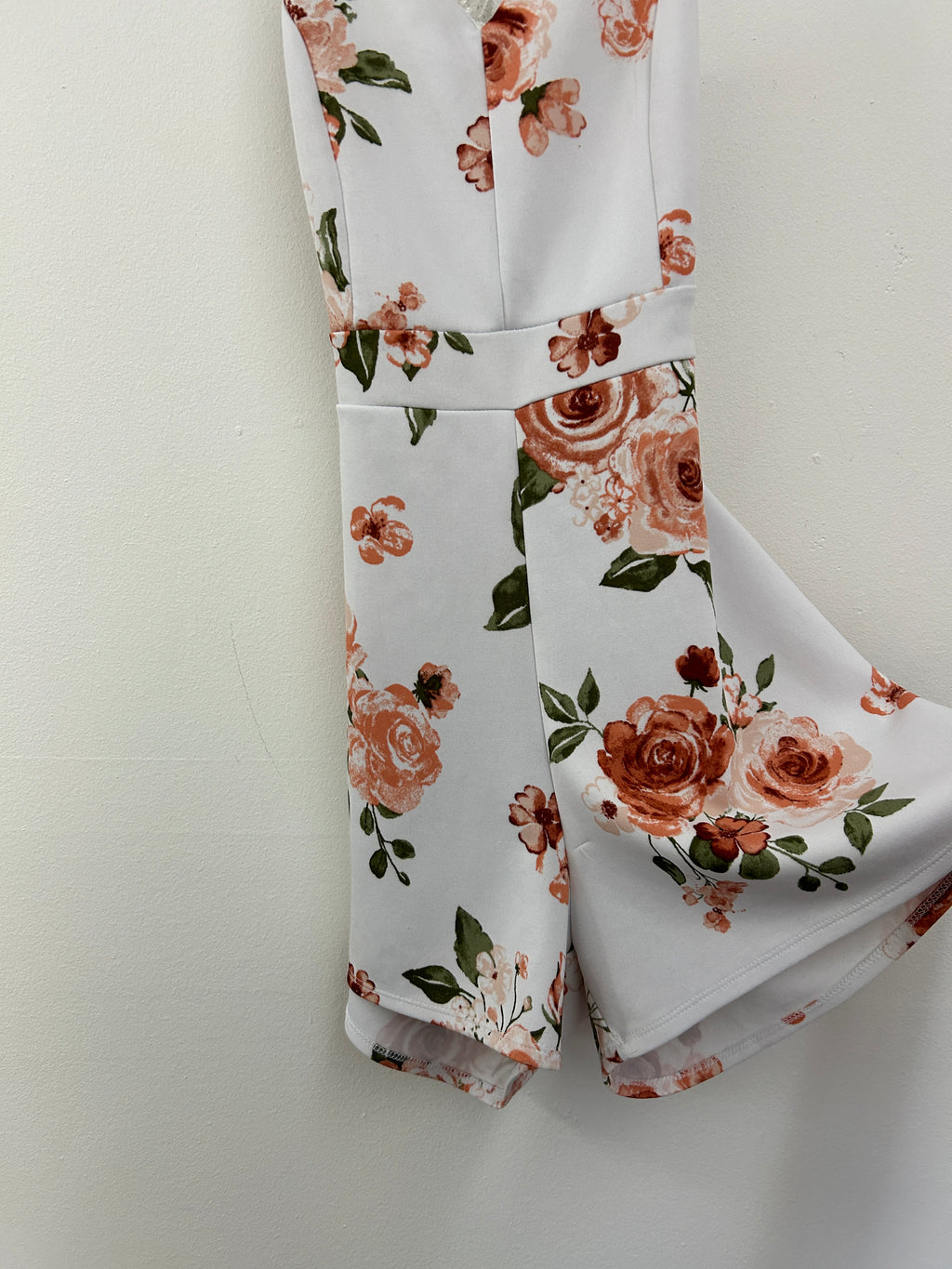 Combishort fleurie à dentelle – Élégance estivale