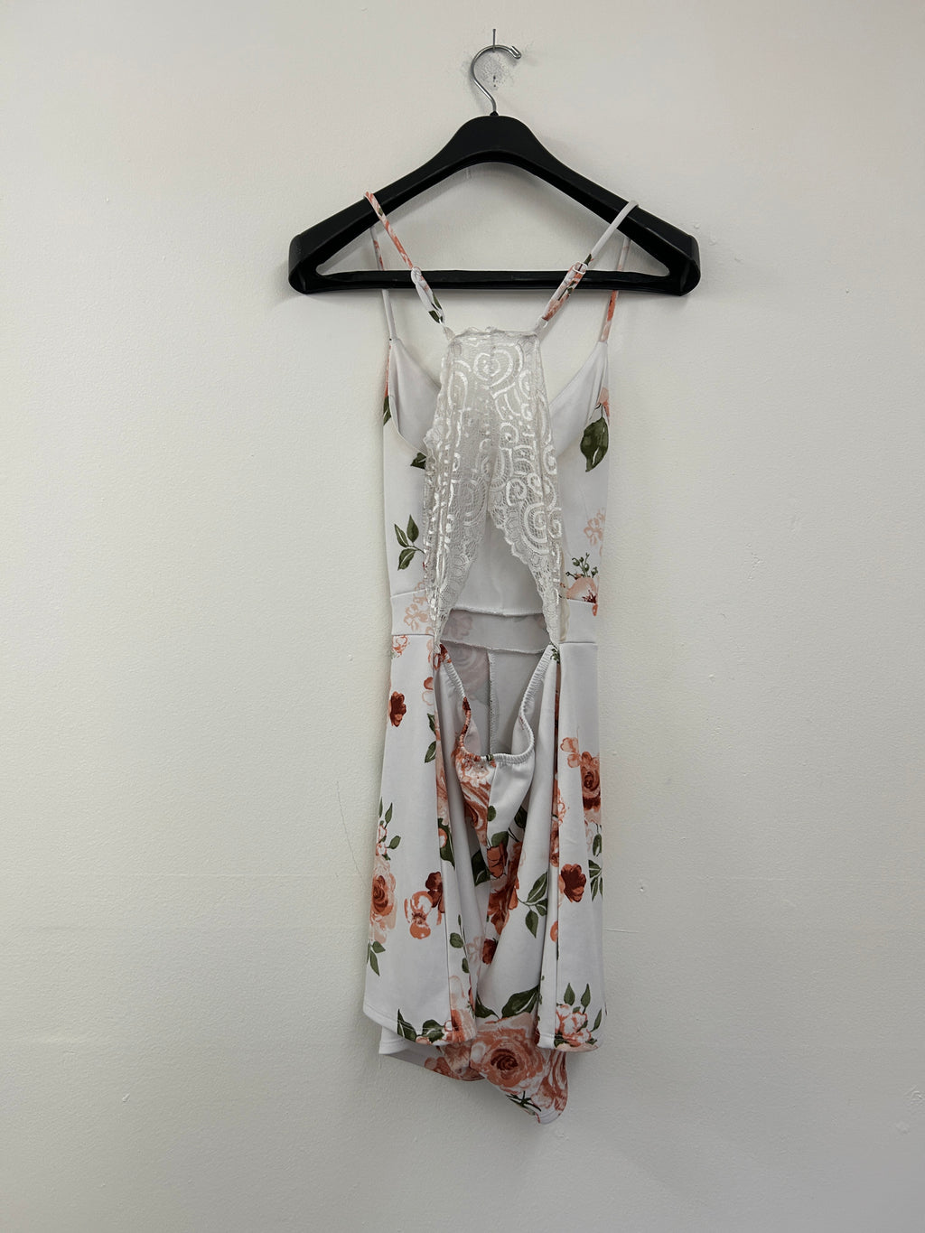 Combishort fleurie à dentelle – Élégance estivale