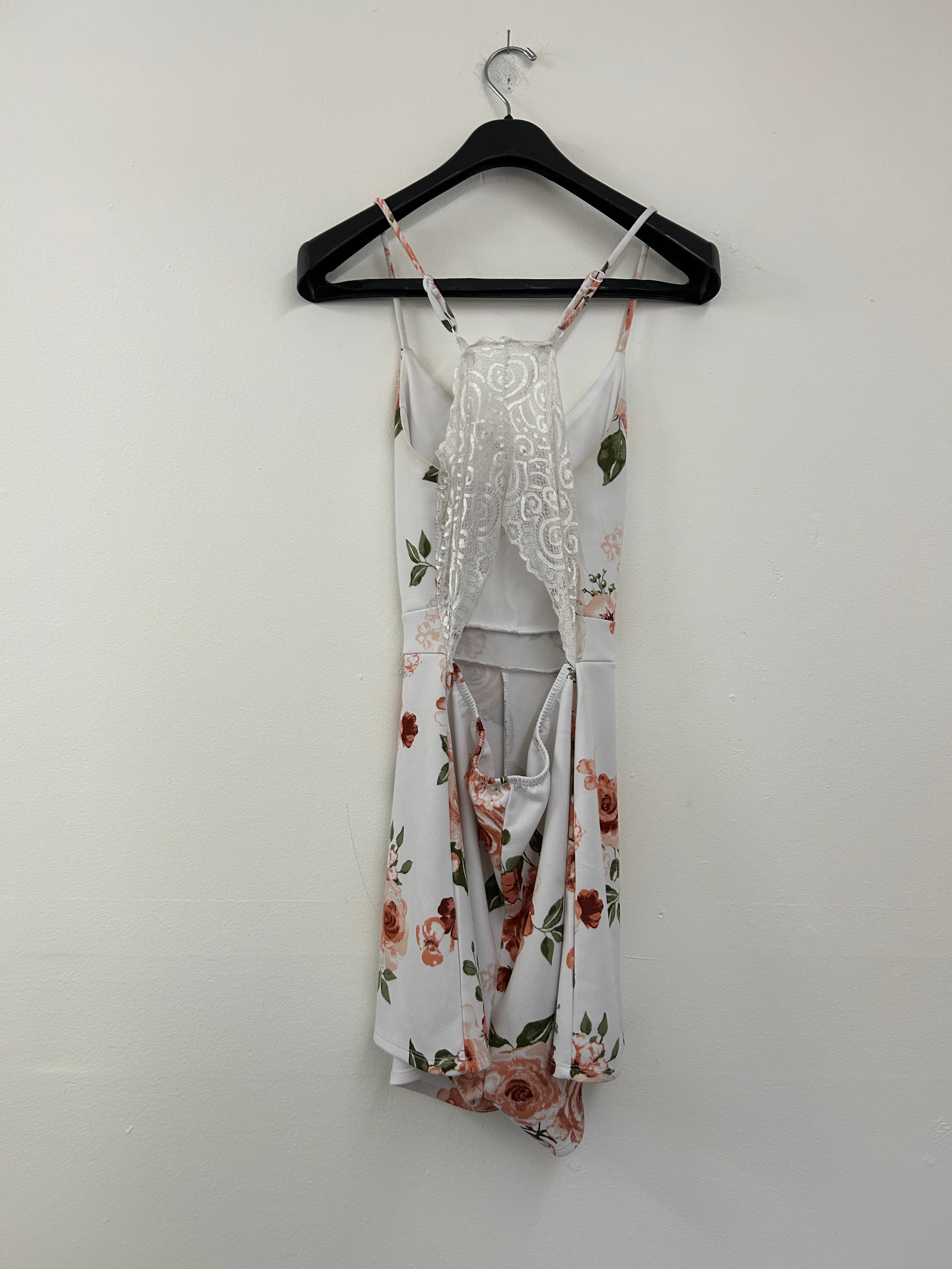 Combishort fleurie à dentelle – Élégance estivale