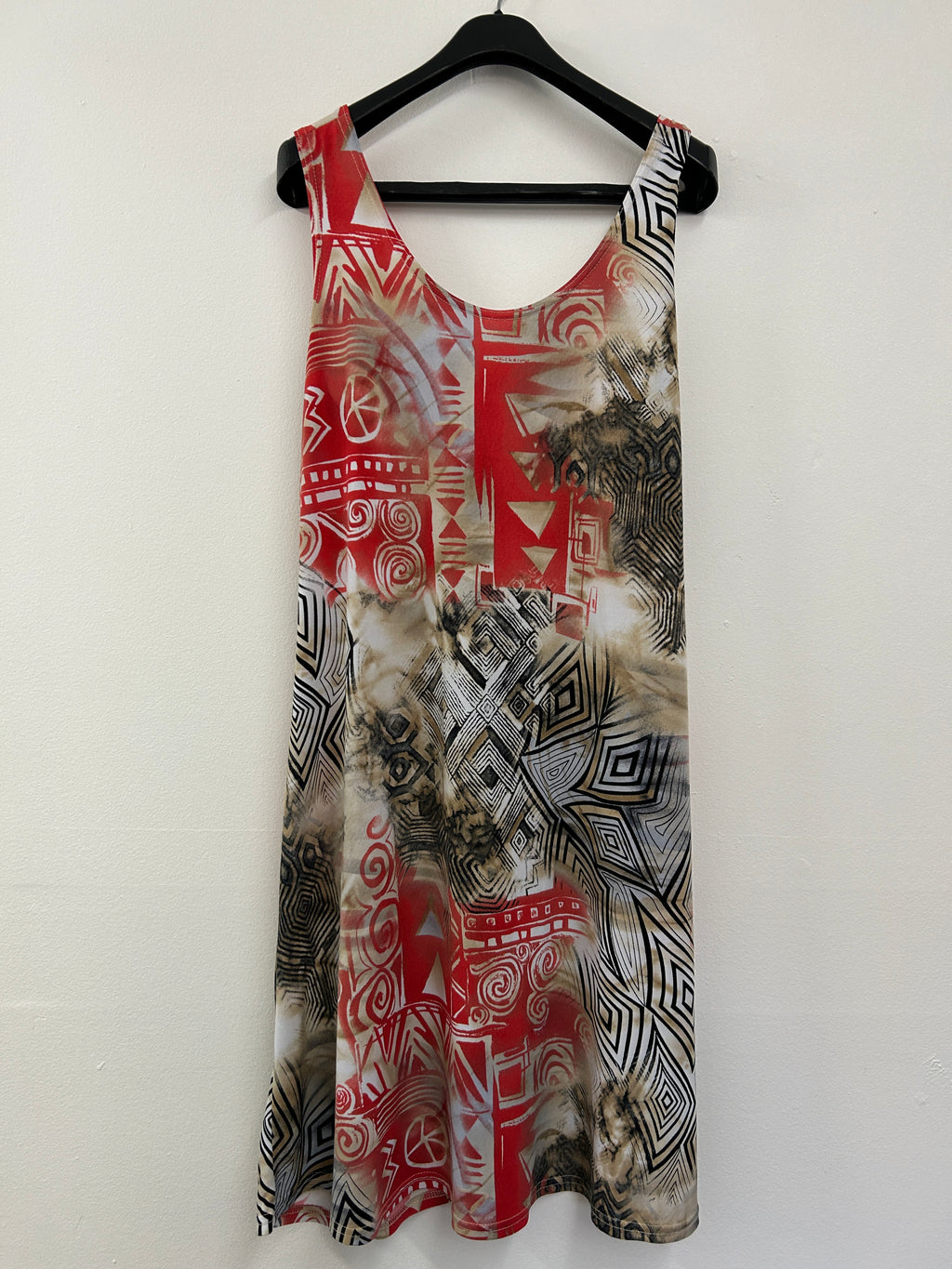 Robe fluide à motifs tribaux rouges et noirs