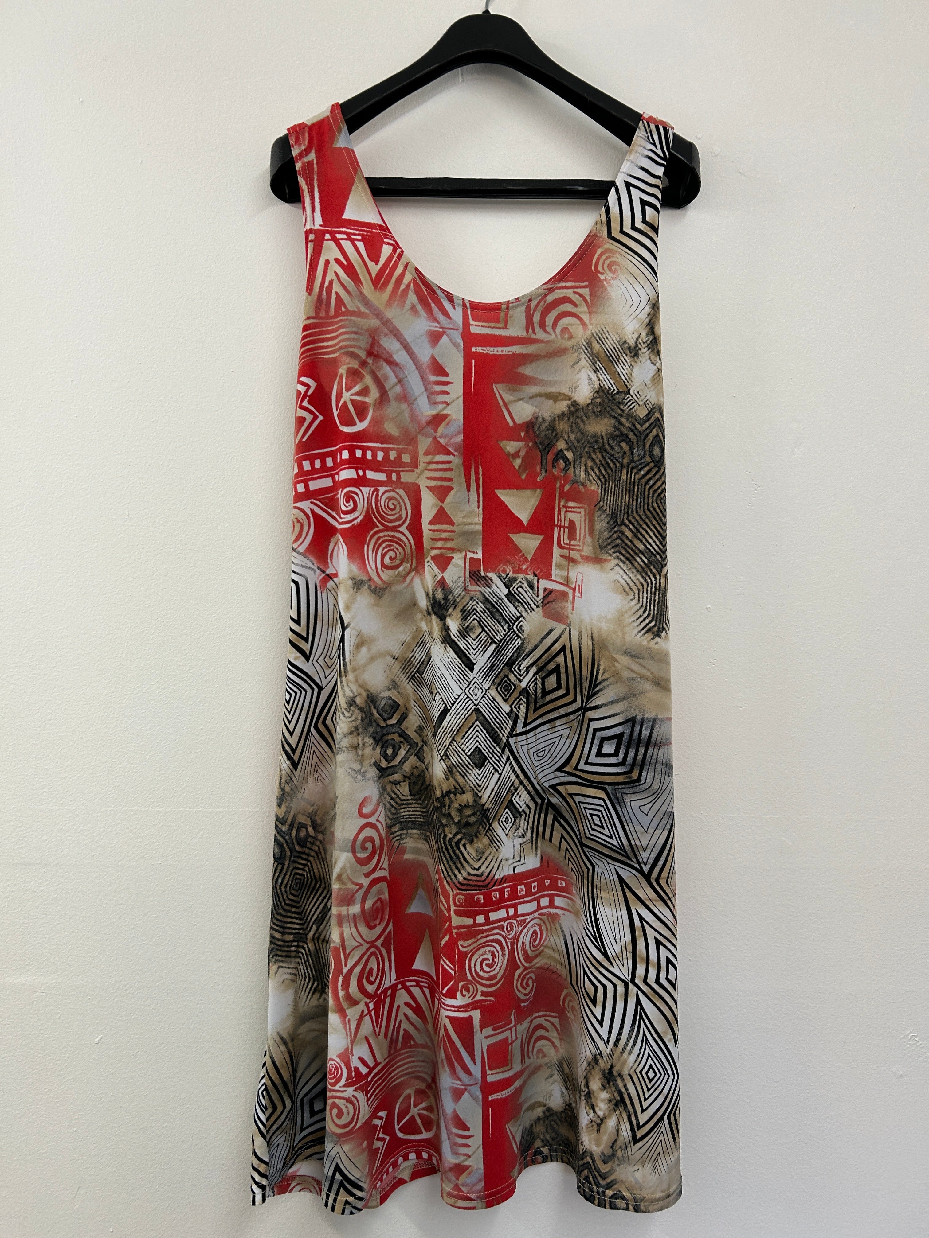 Robe fluide à motifs tribaux rouges et noirs