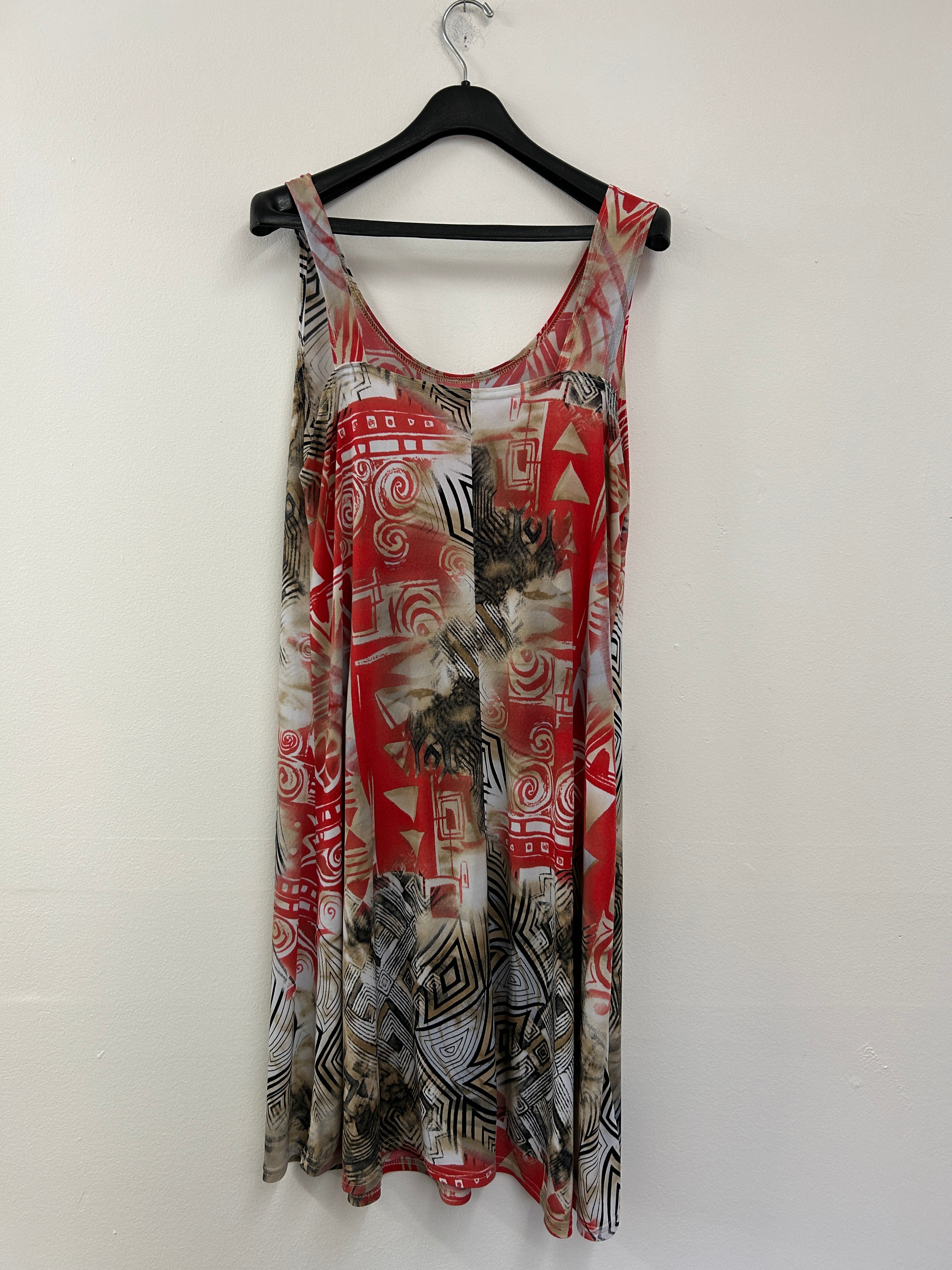 Robe fluide à motifs tribaux rouges et noirs