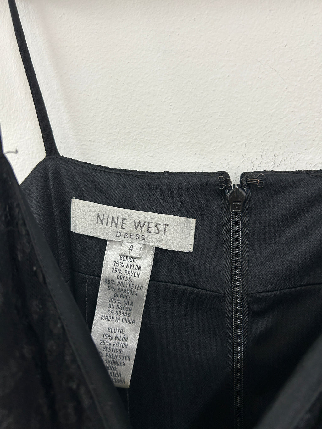 Robe noire élégante à fines bretelles – Nine West