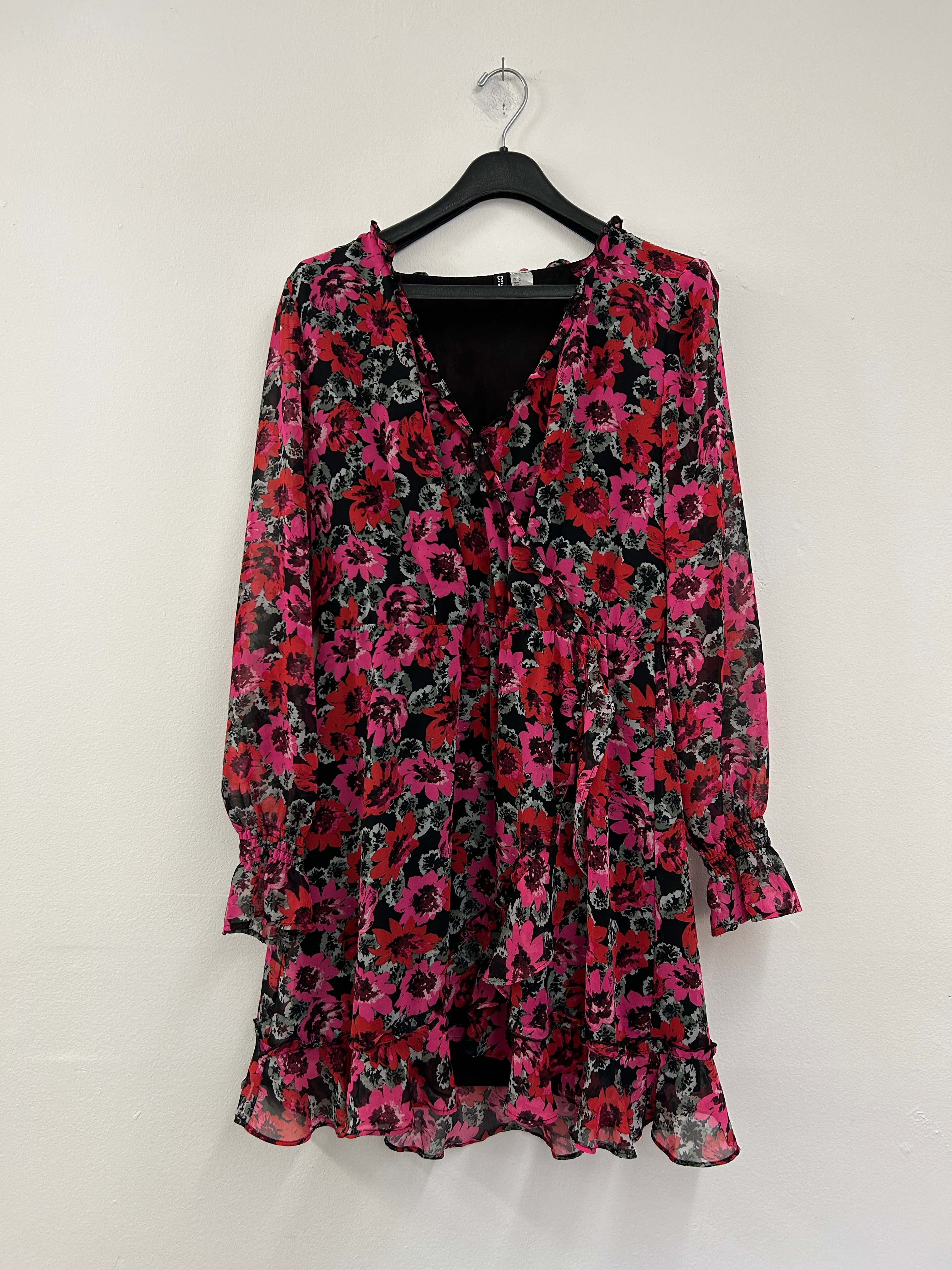 Robe fleurie rouge et rose à volants – H&M