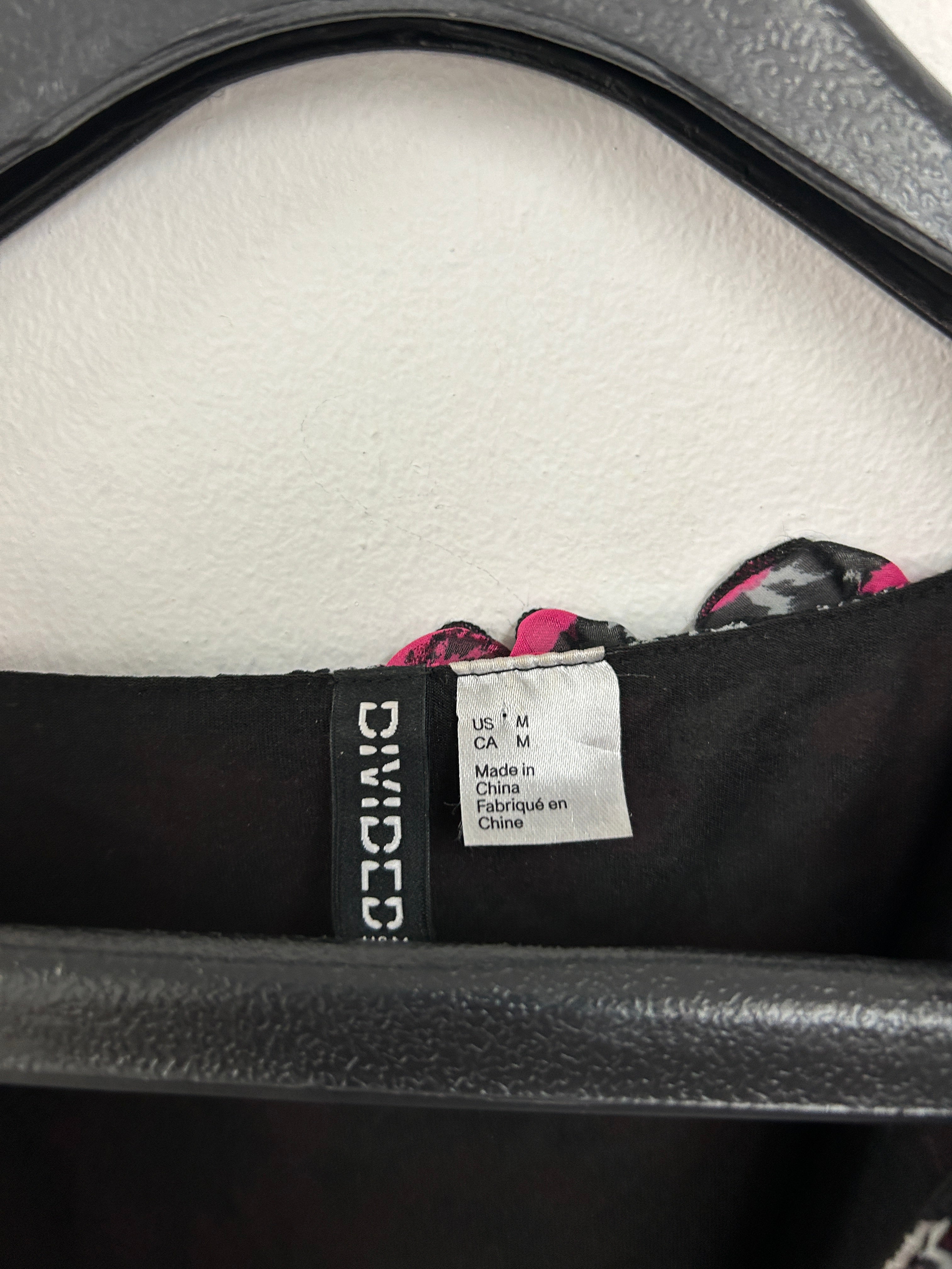 Robe fleurie rouge et rose à volants – H&M