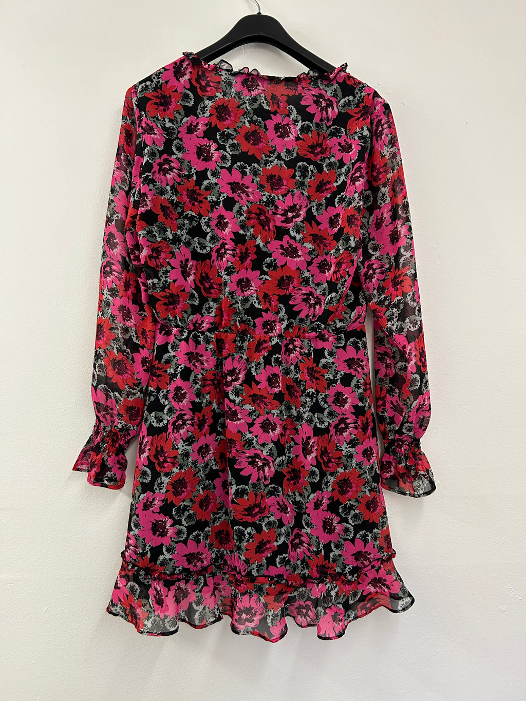 Robe fleurie rouge et rose à volants – H&M
