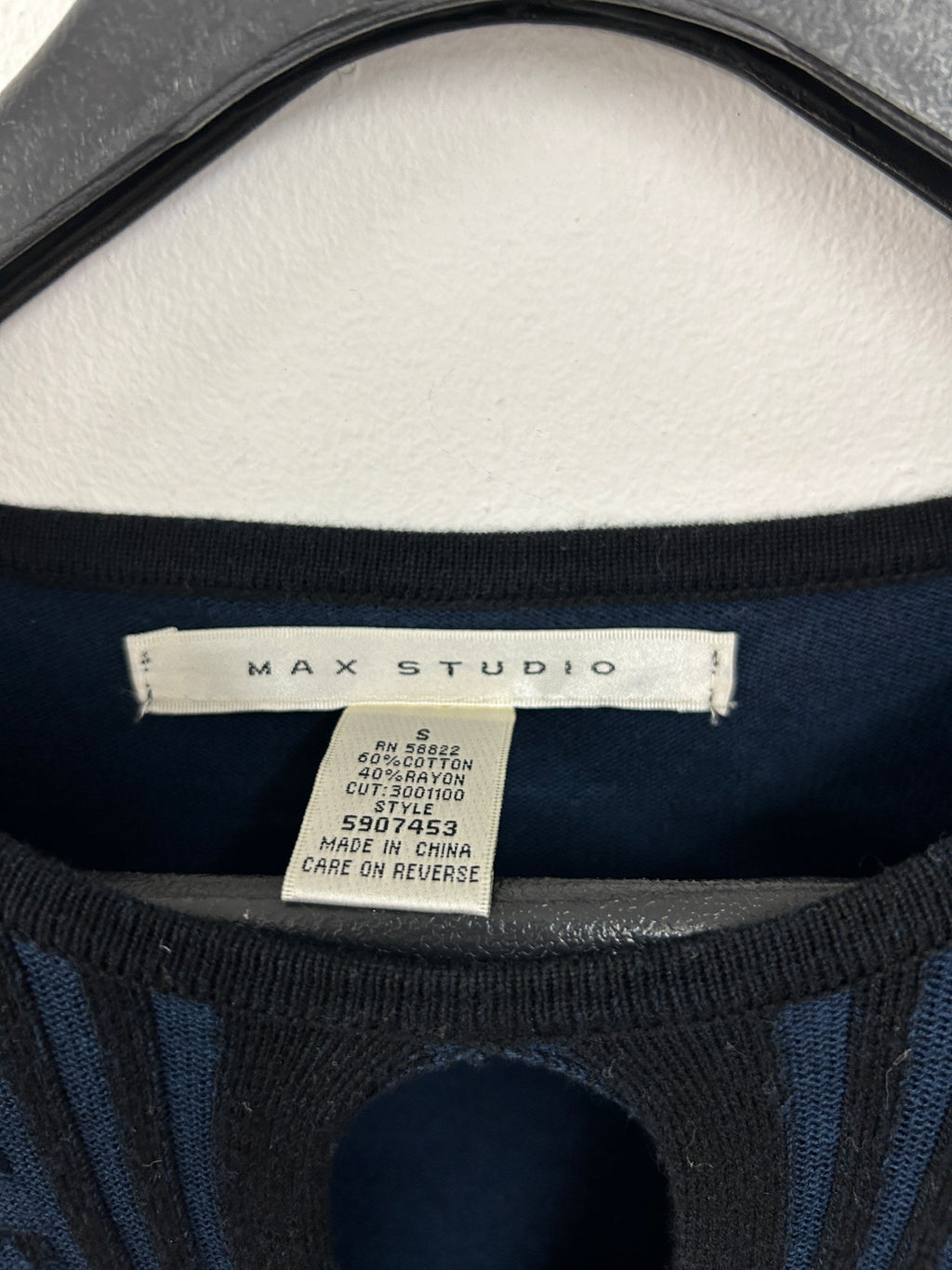 Robe tricot bicolore bleu foncé et noire – Max Studio