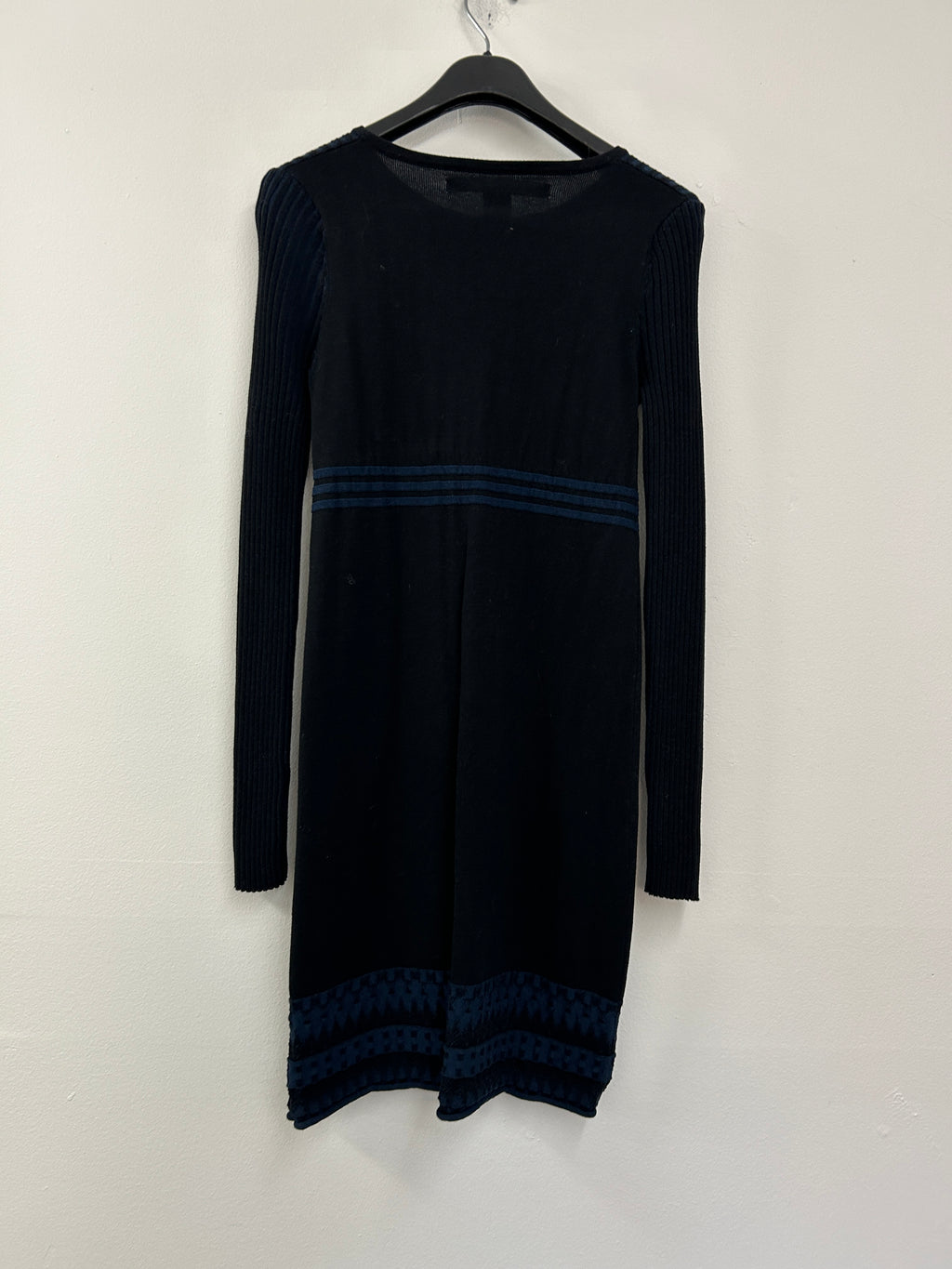 Robe tricot bicolore bleu foncé et noire – Max Studio