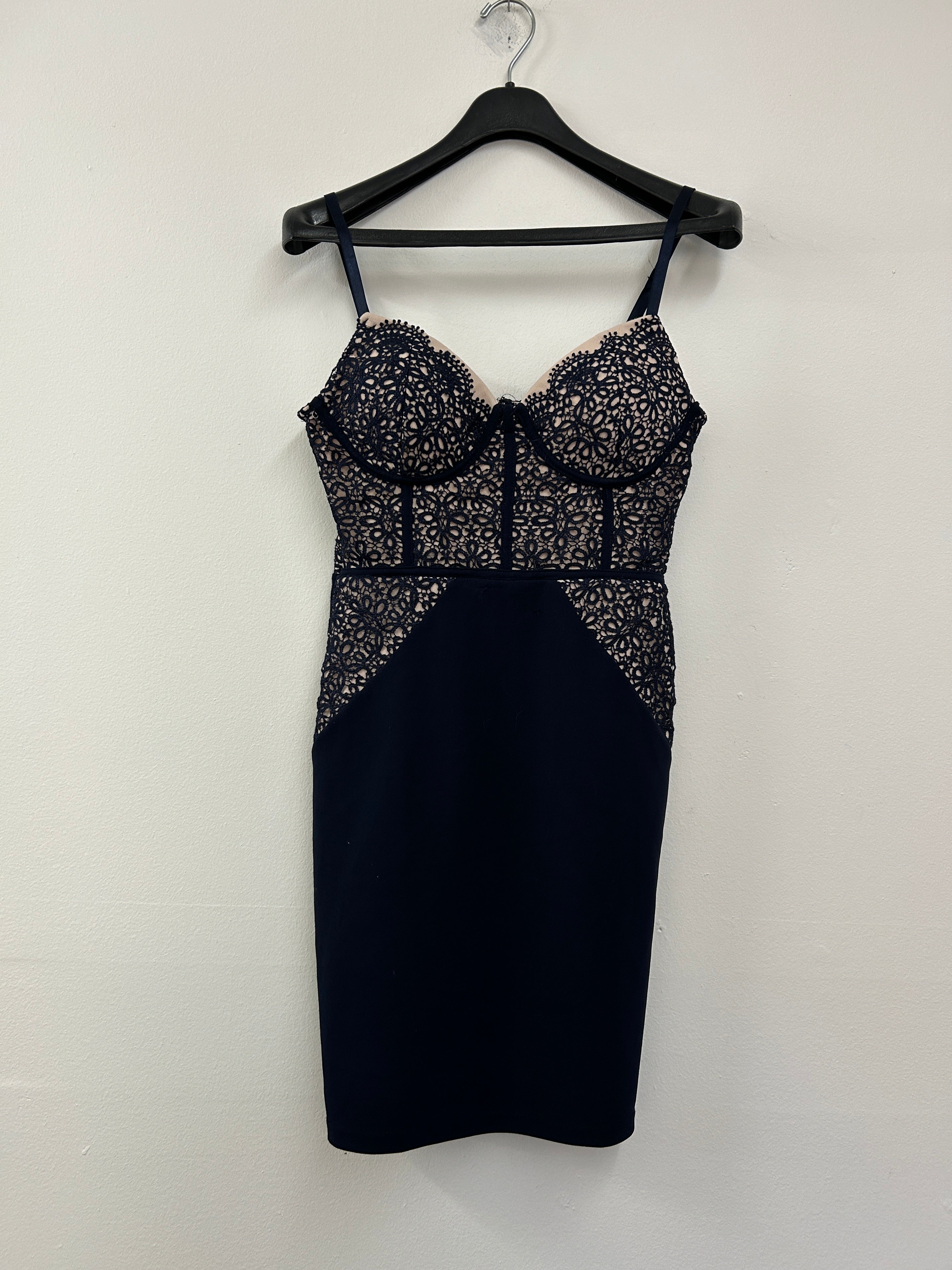 Robe ajustée en dentelle bleu marine – Emprada