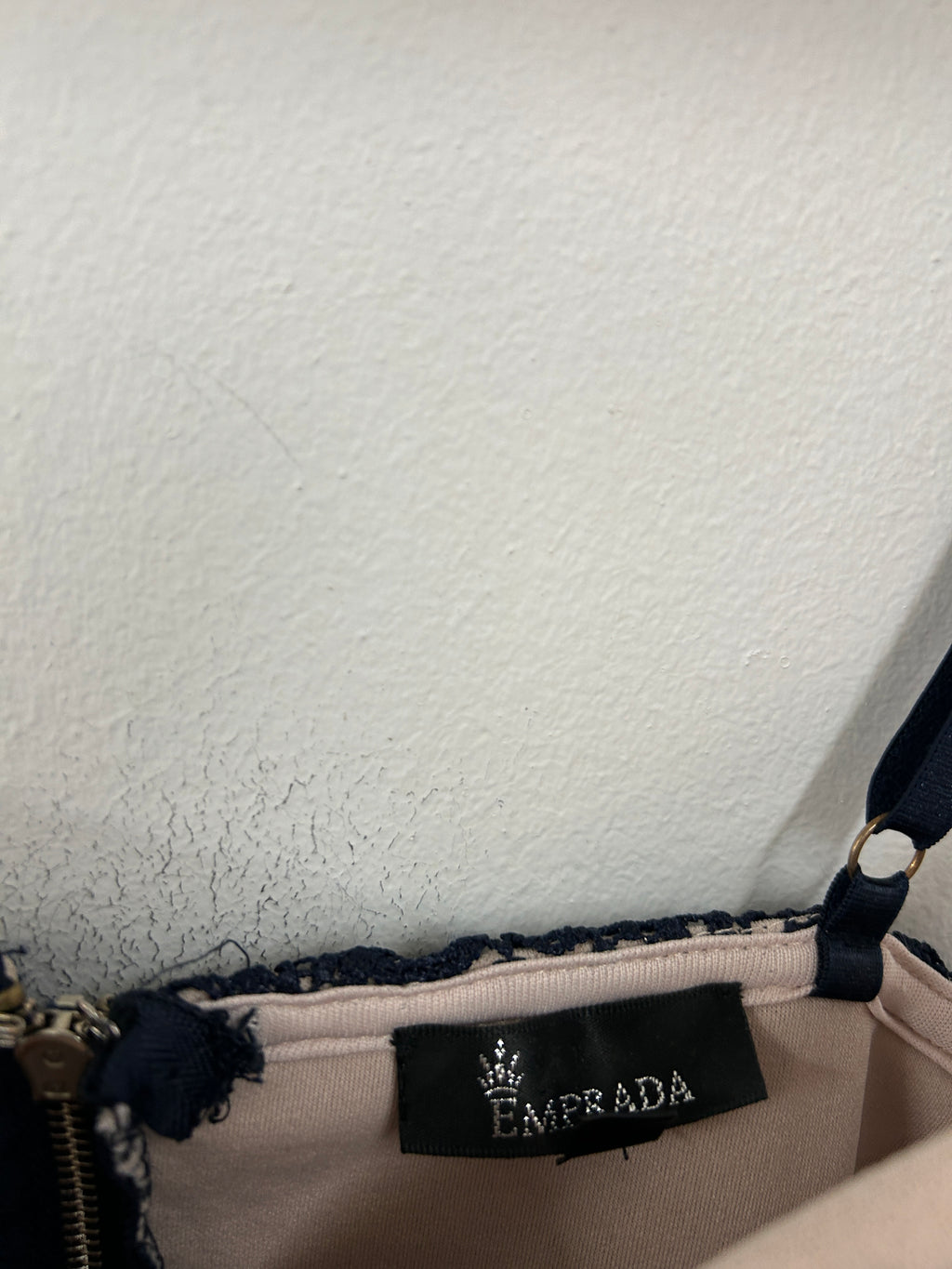 Robe ajustée en dentelle bleu marine – Emprada