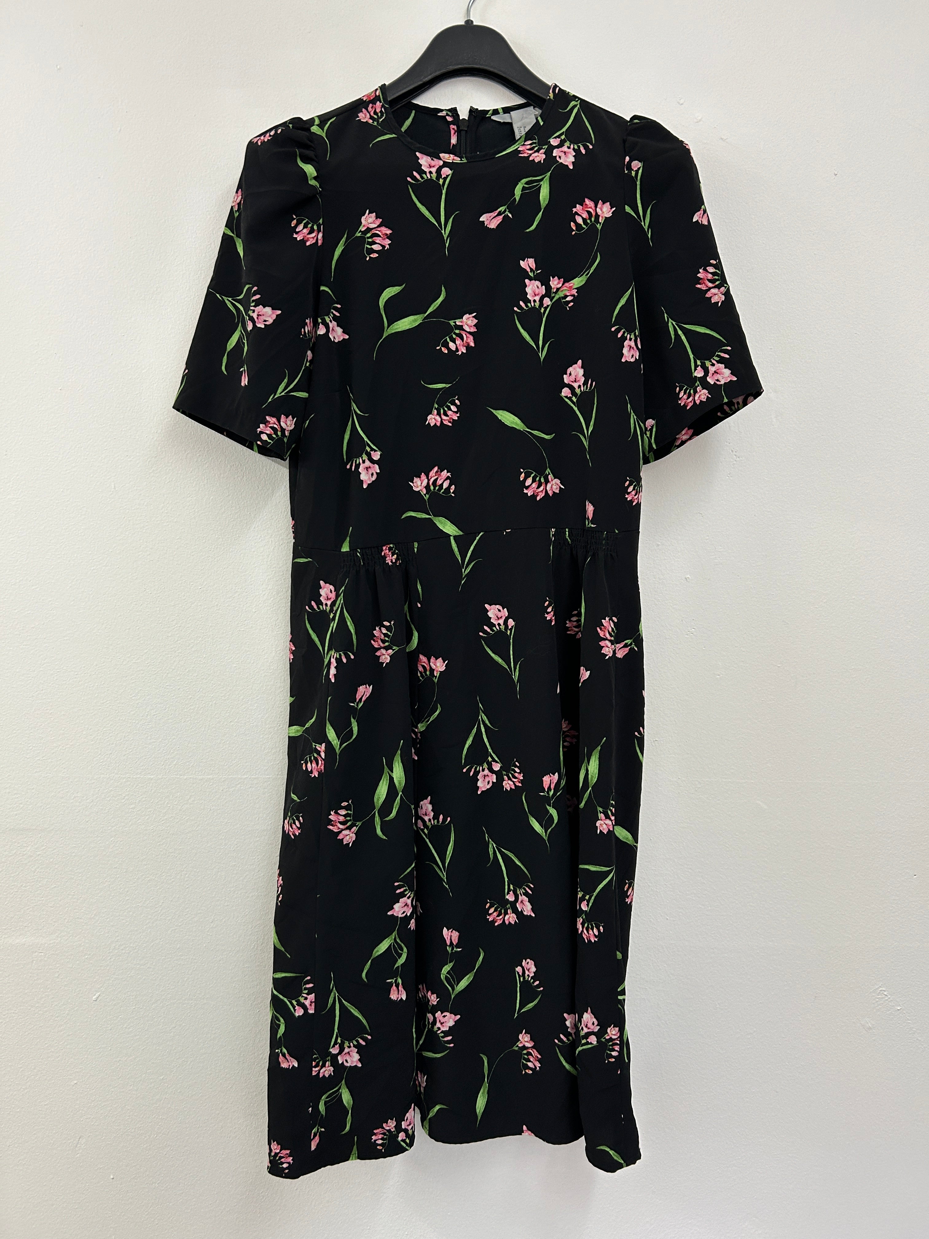 Robe noire à fleurs – H&M