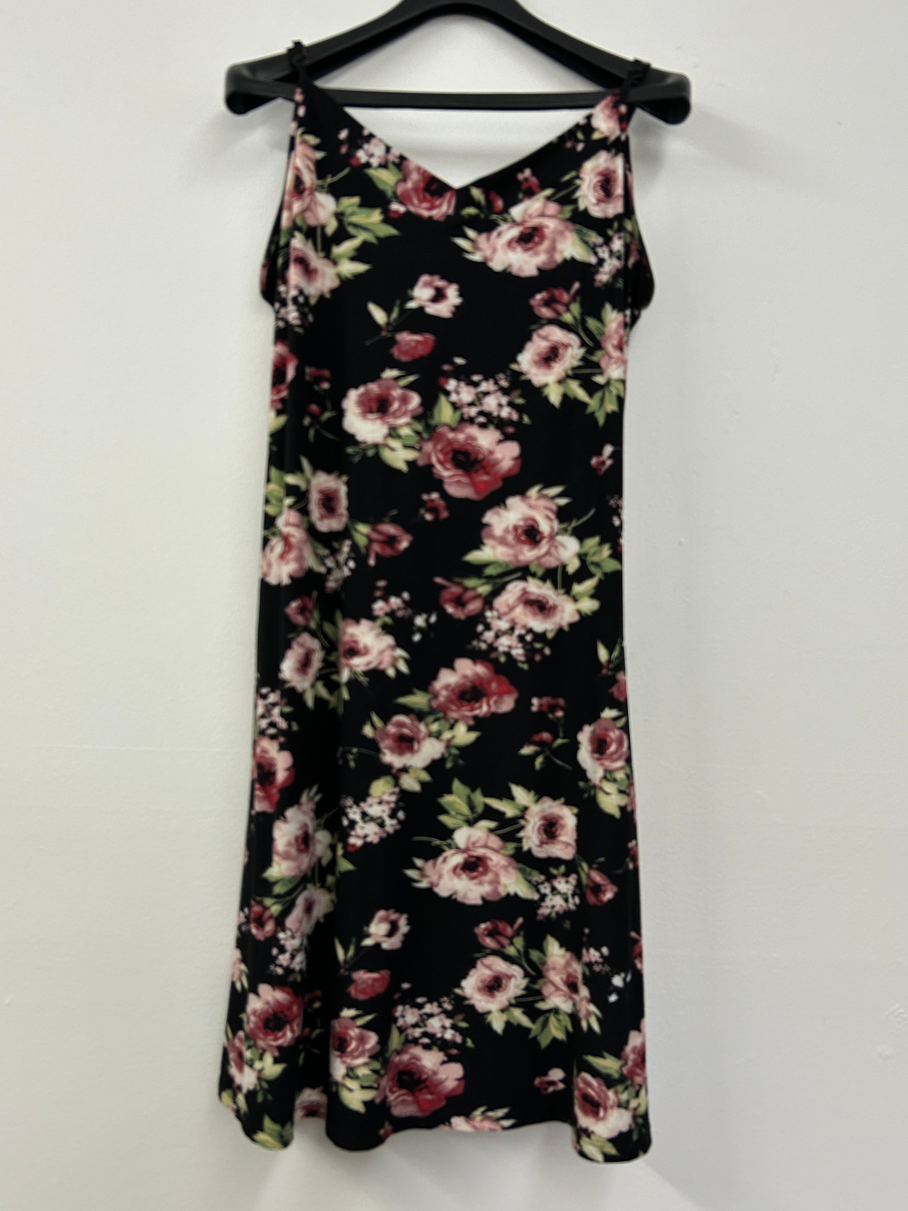 Robe à fines bretelles à motif floral – Style estival romantique