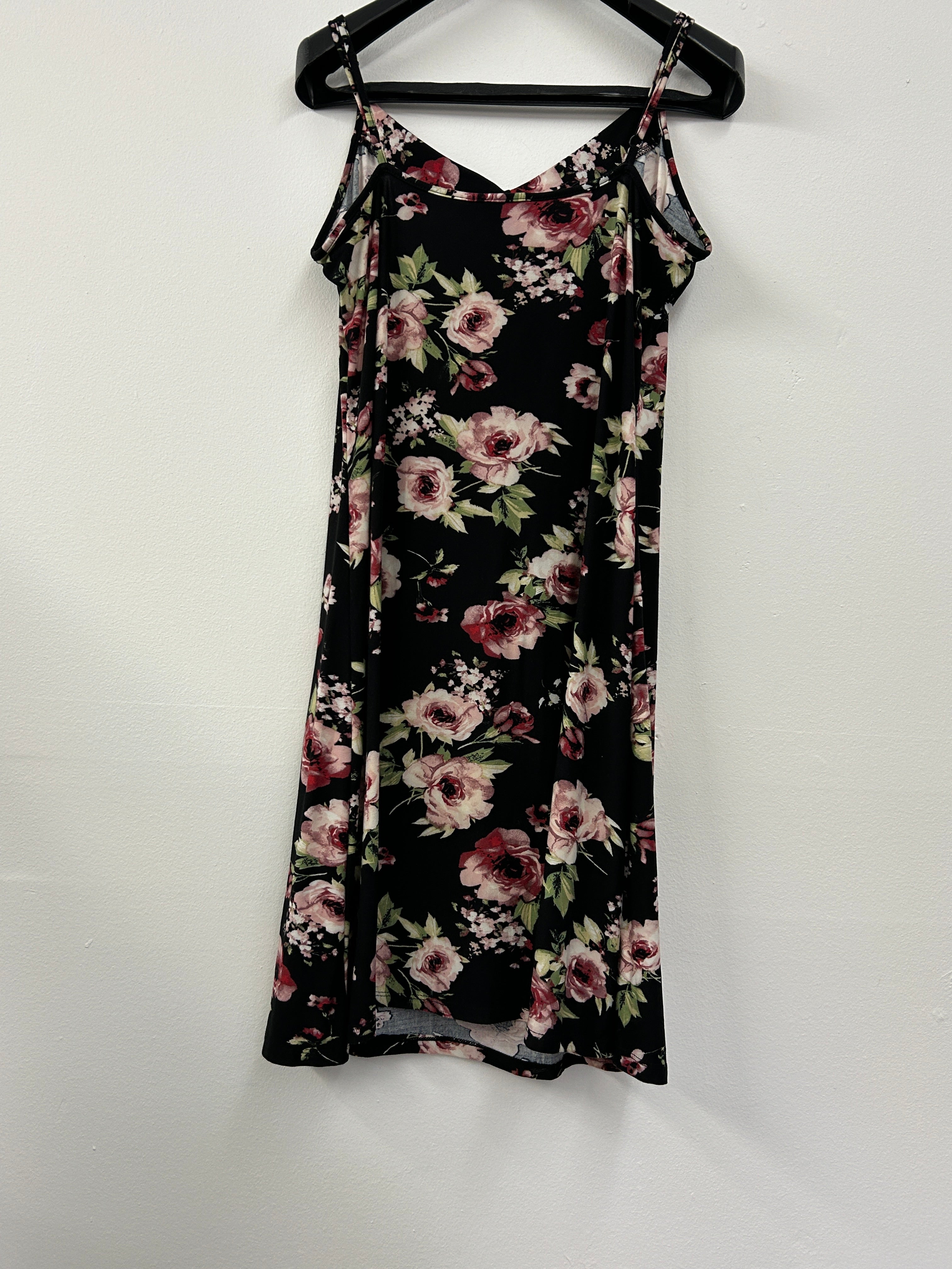 Robe à fines bretelles à motif floral – Style estival romantique