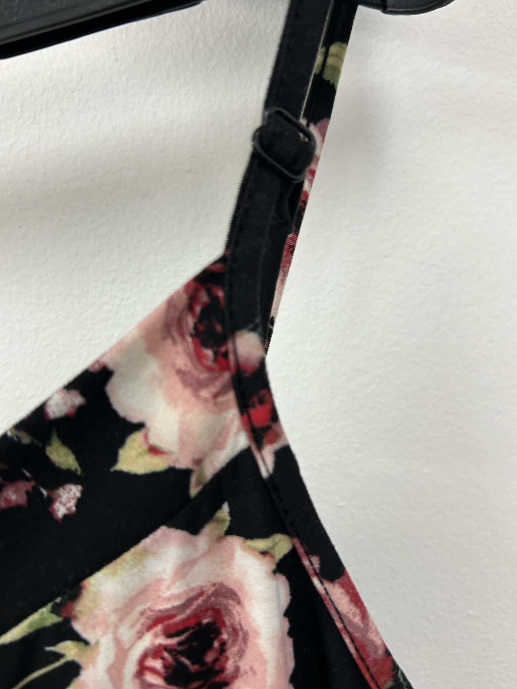 Robe à fines bretelles à motif floral – Style estival romantique