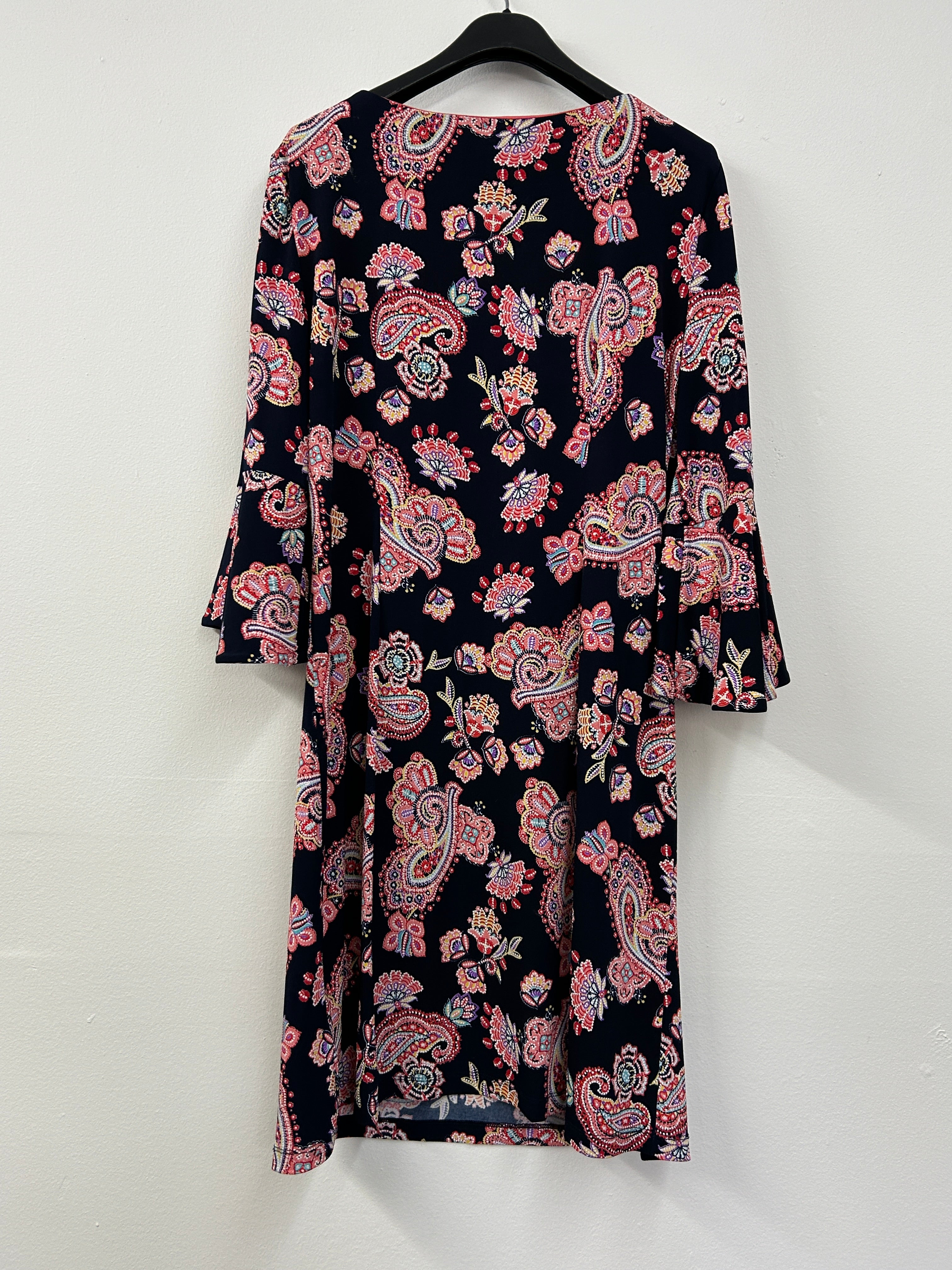 Robe droite à manches évasées – Motif cachemire texturé Leslie Fay