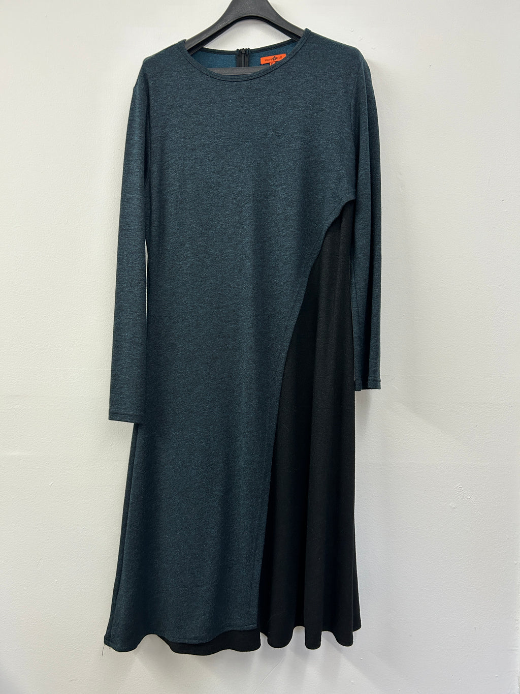 Robe bicolore asymétrique à manches longues – Maple & Cliff