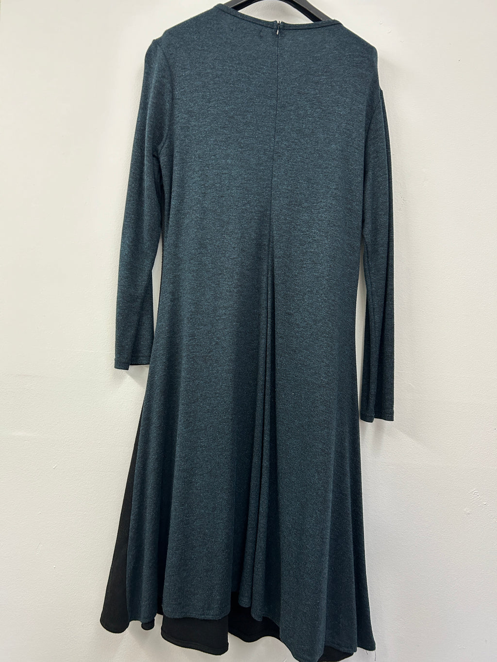 Robe bicolore asymétrique à manches longues – Maple & Cliff